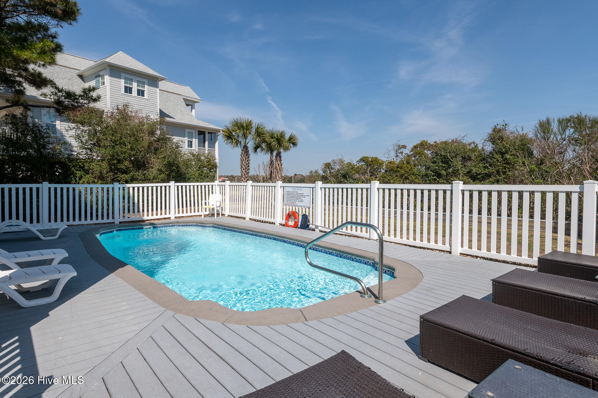 100562037 | Photo 65