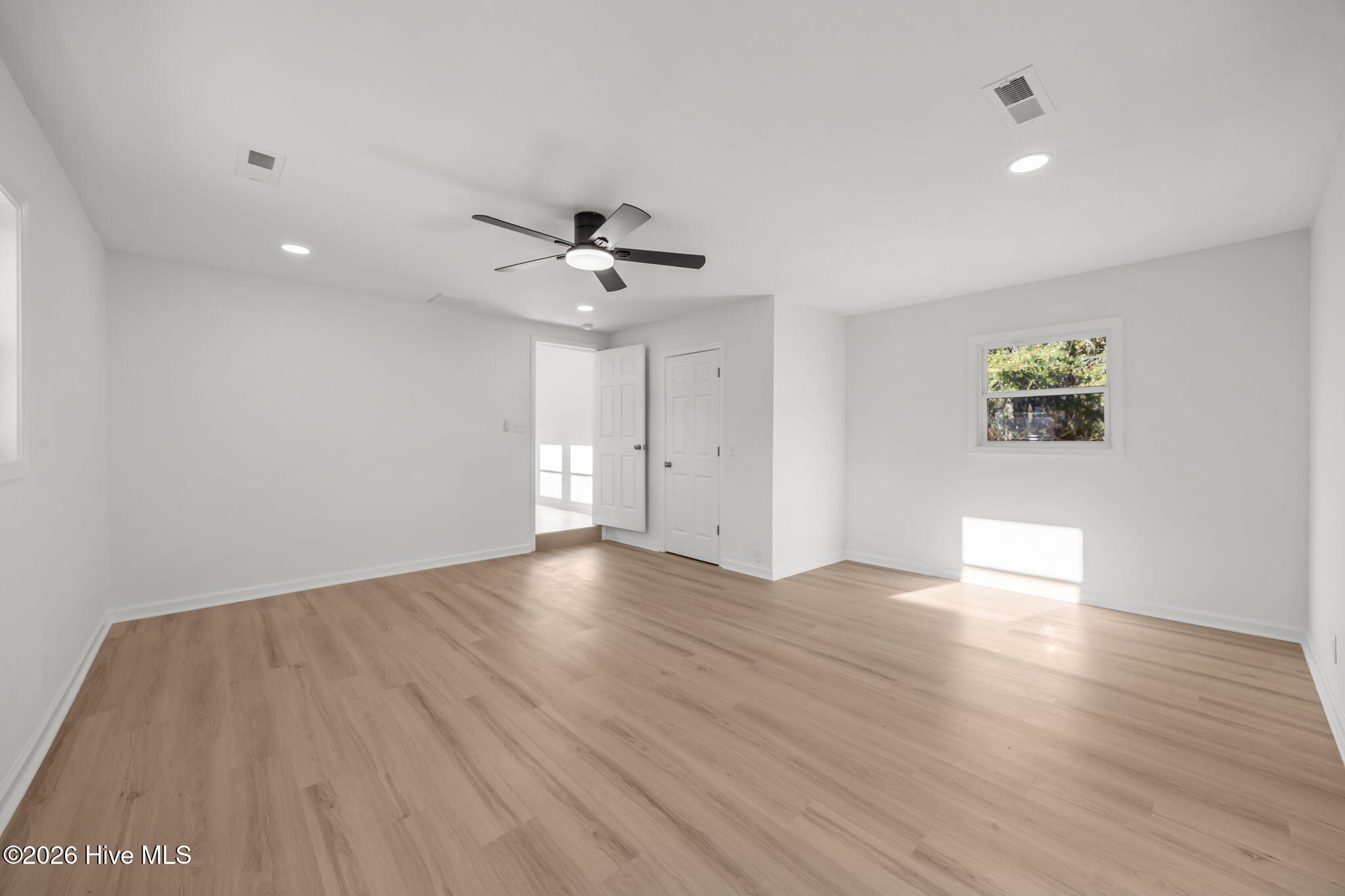 100548190 | Photo 21