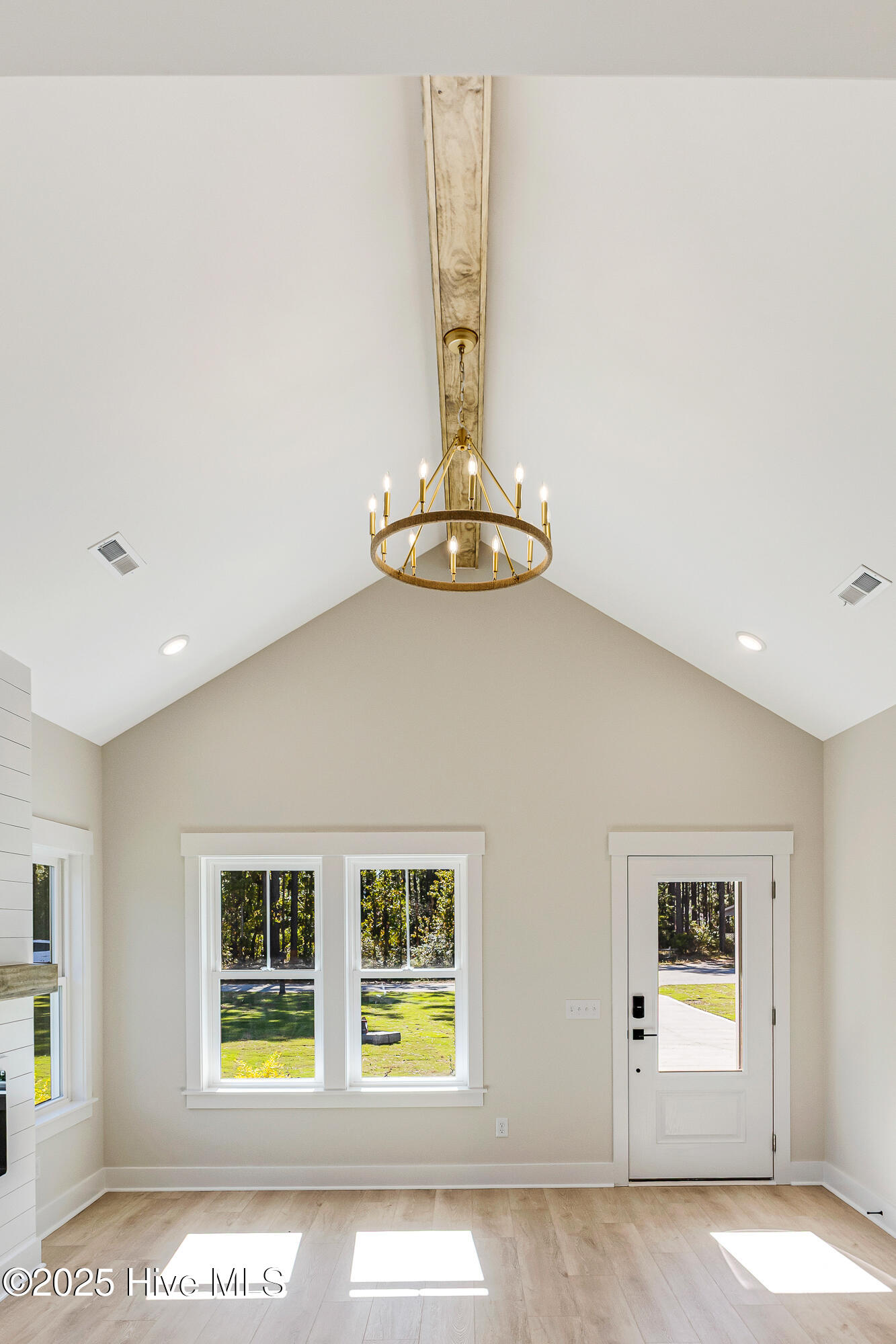 100533069 | Photo 11