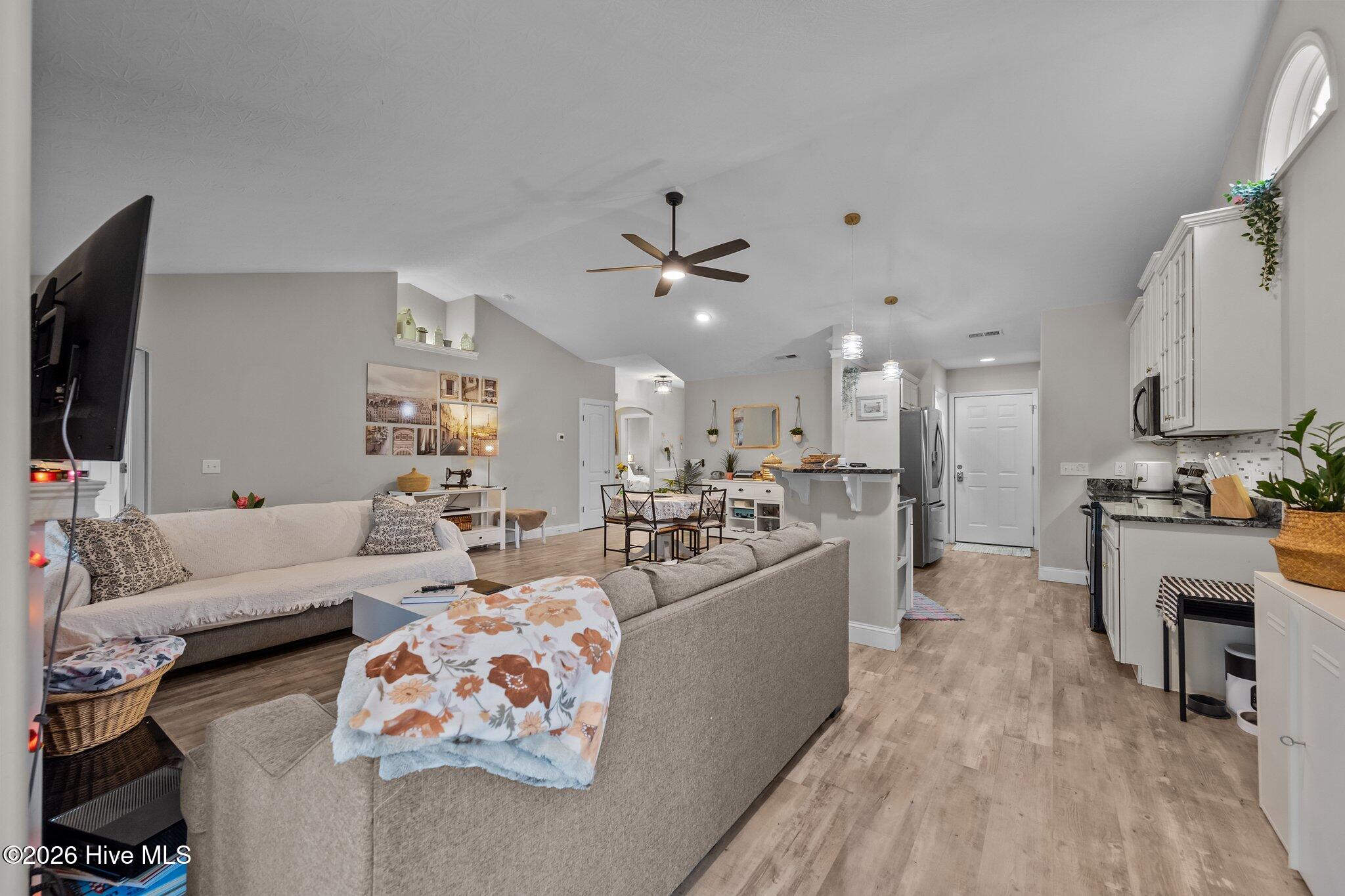 100566120 | Photo 23