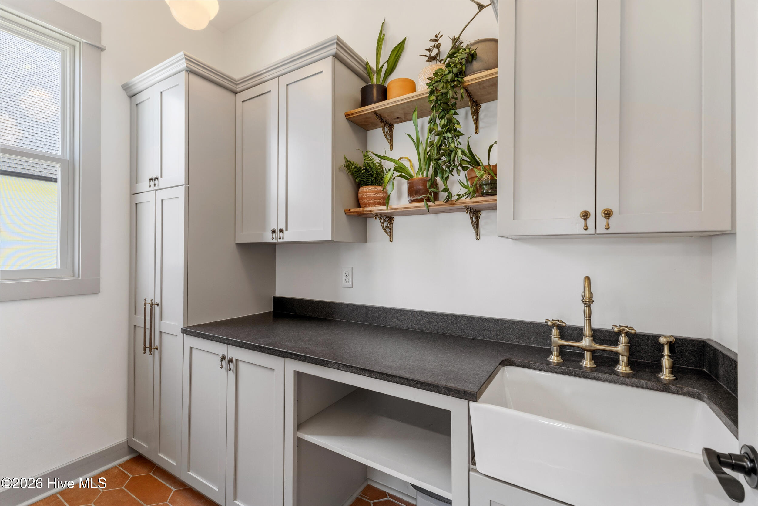 100570688 | Photo 41