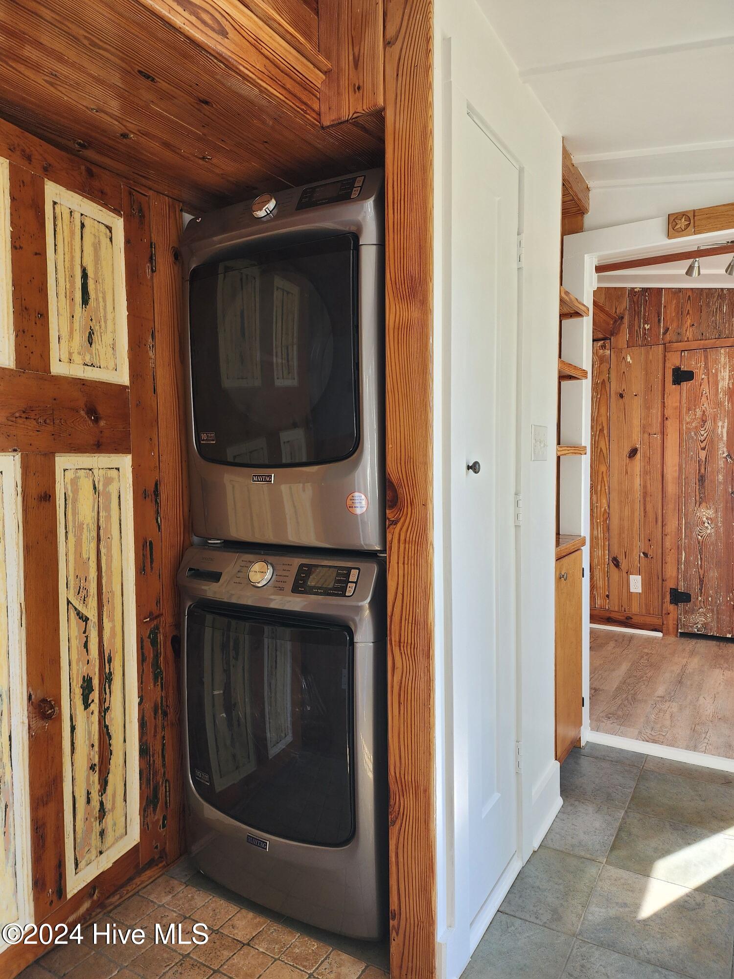 100570380 | Photo 22