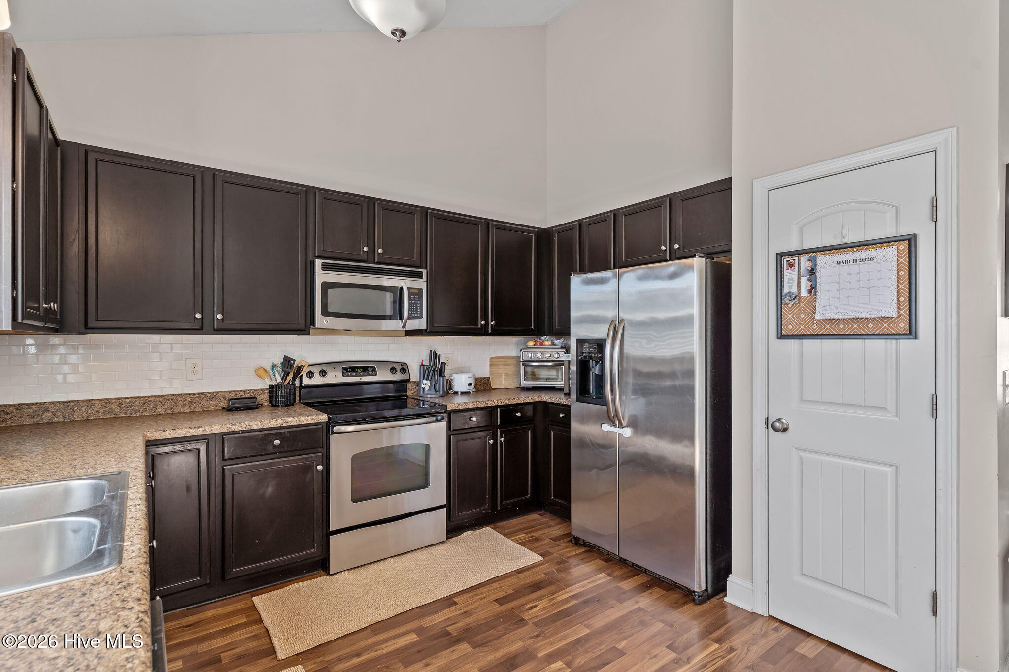 100561323 | Photo 15