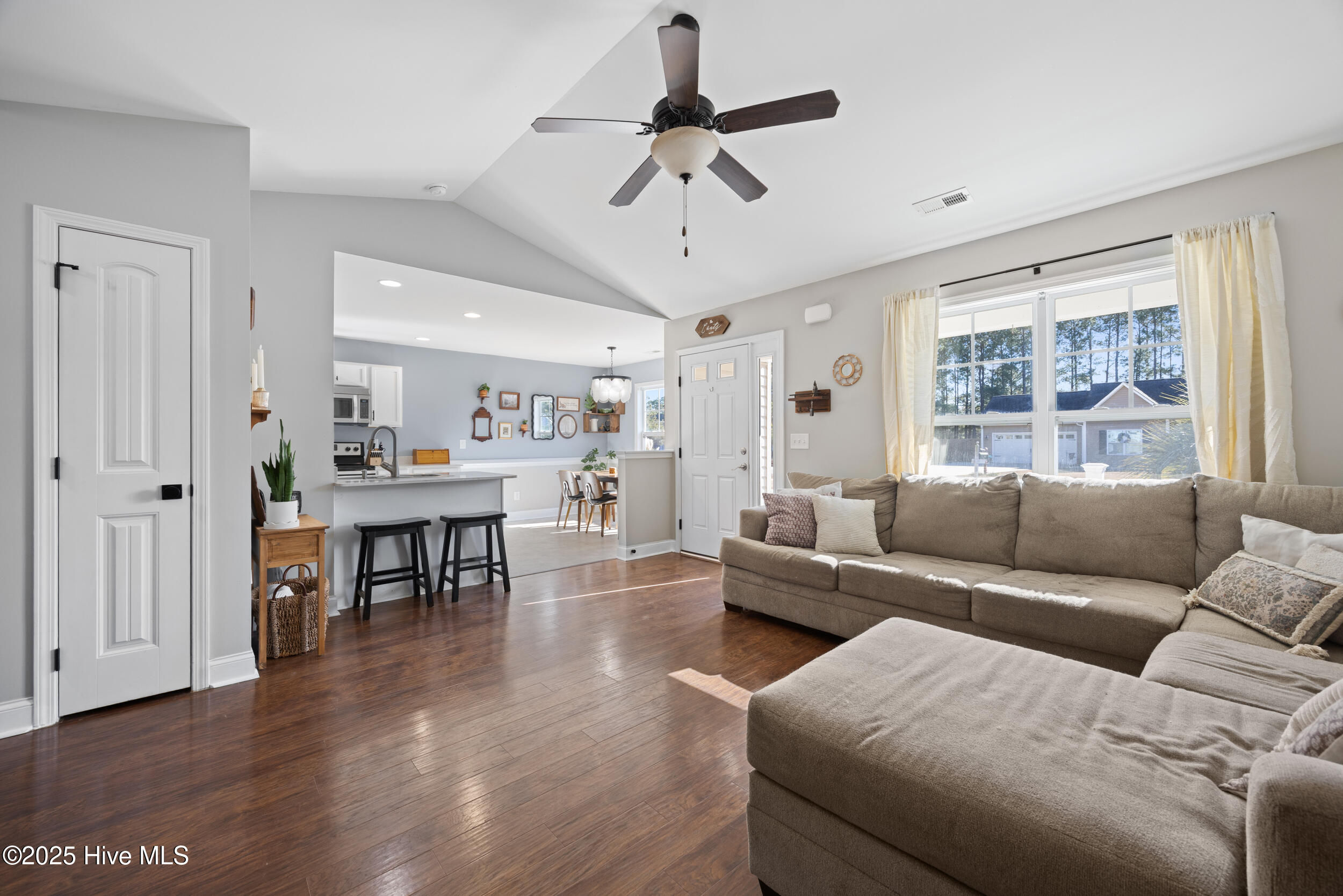 100545766 | Photo 13