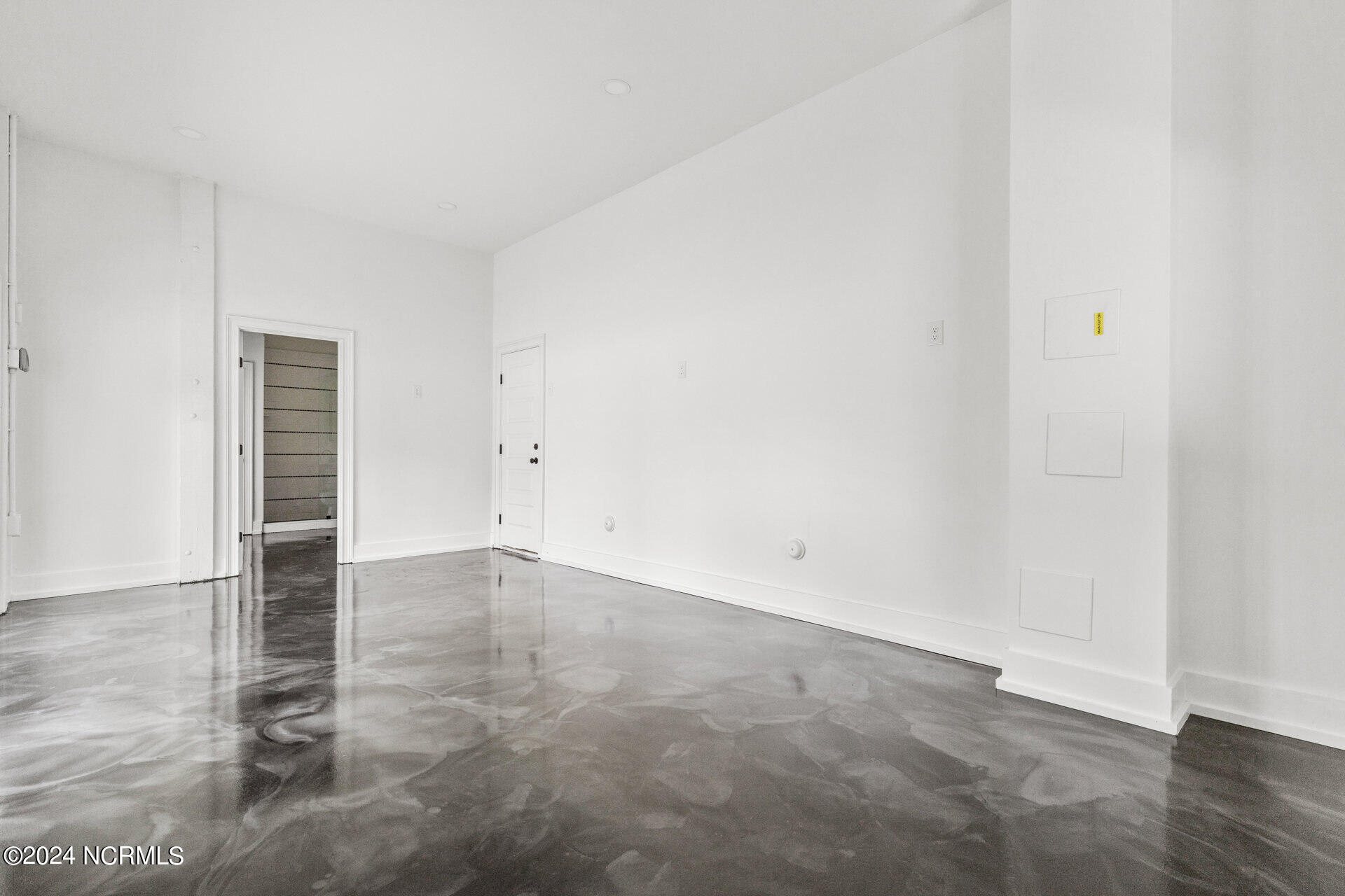 100548615 | Photo 64