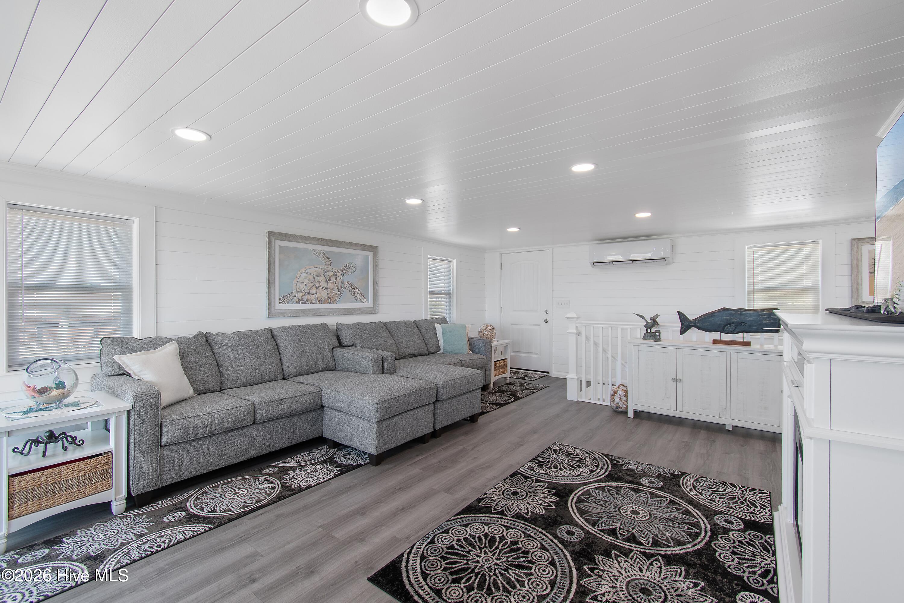 100567968 | Photo 24