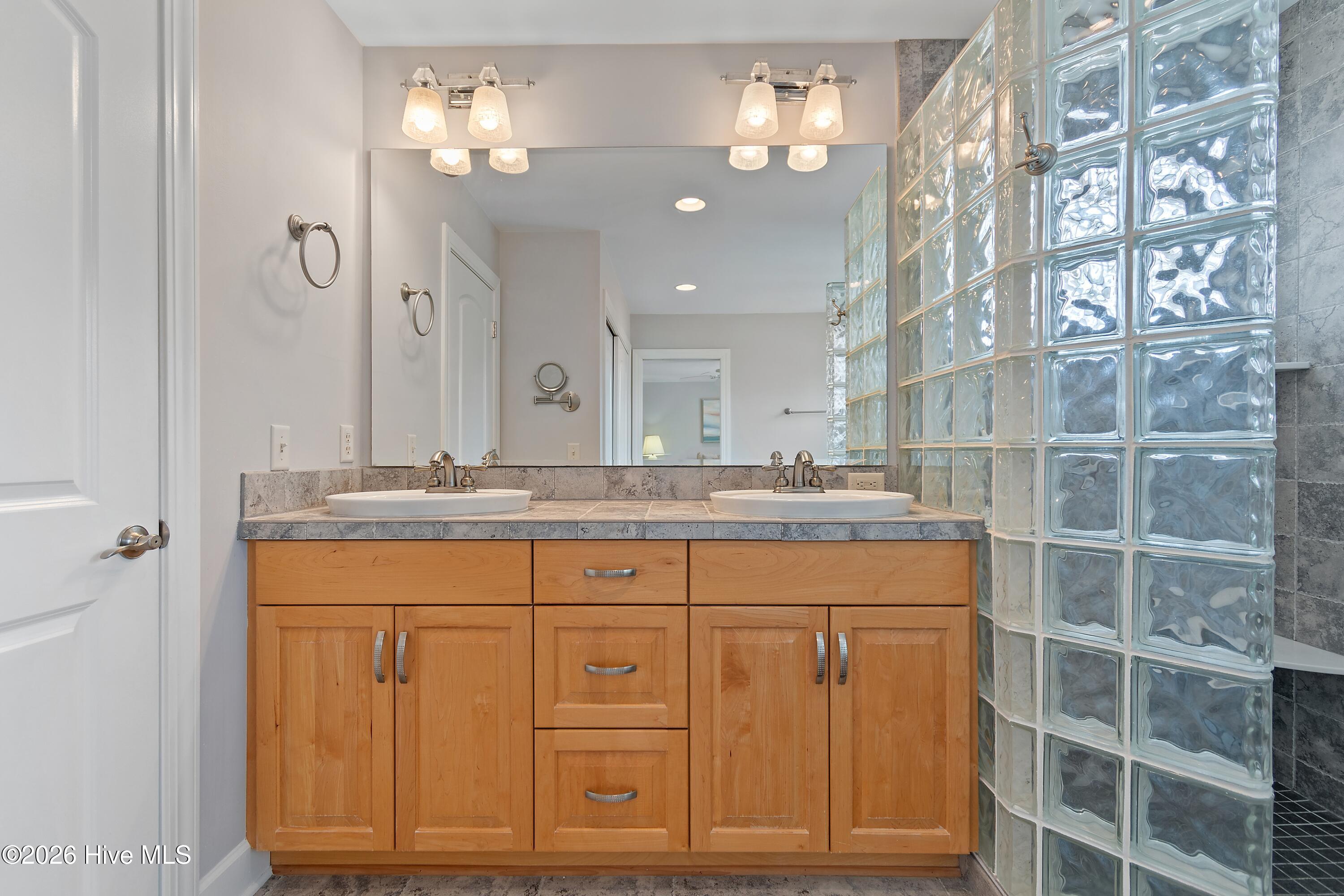 100557427 | Photo 19