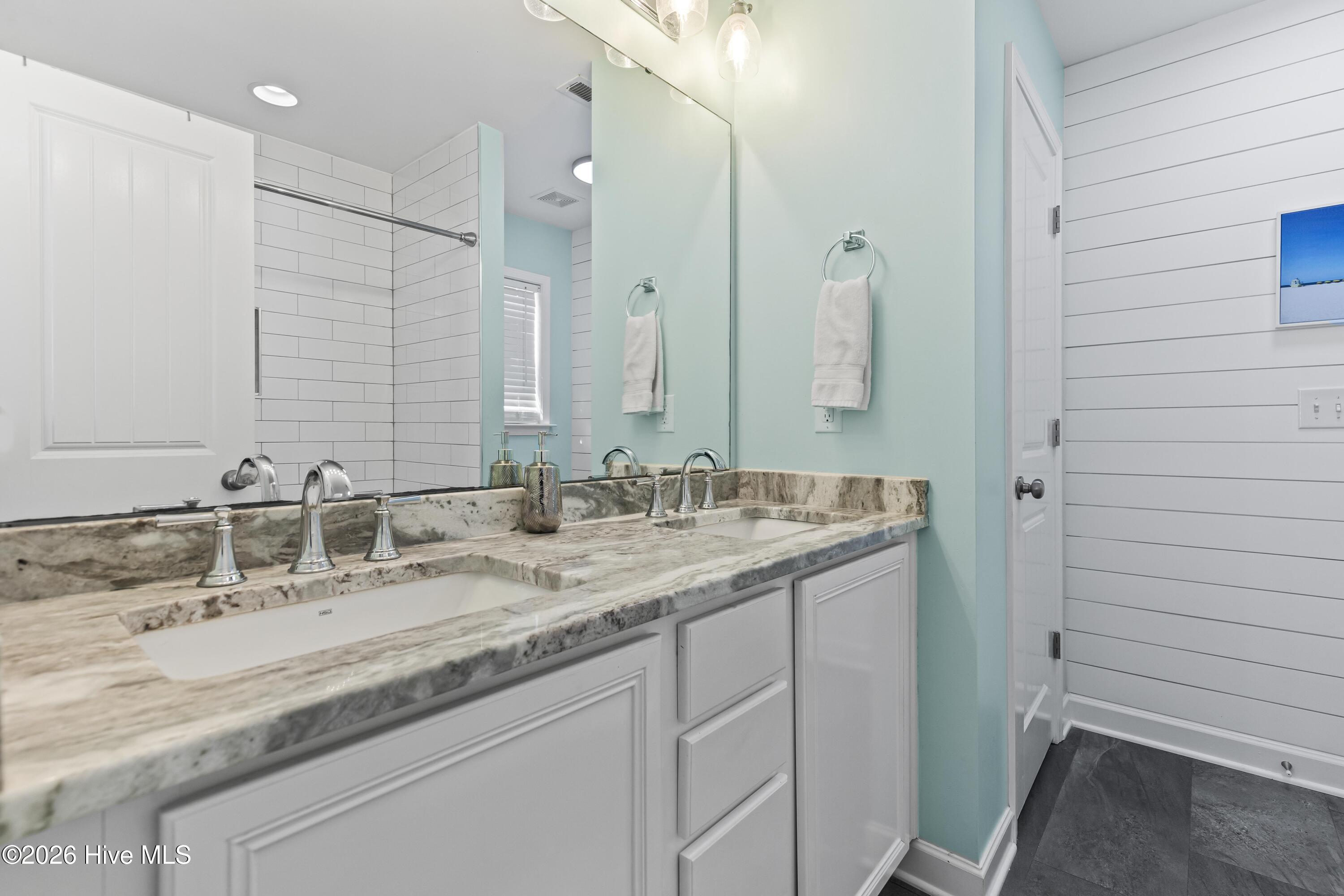 100549880 | Photo 13