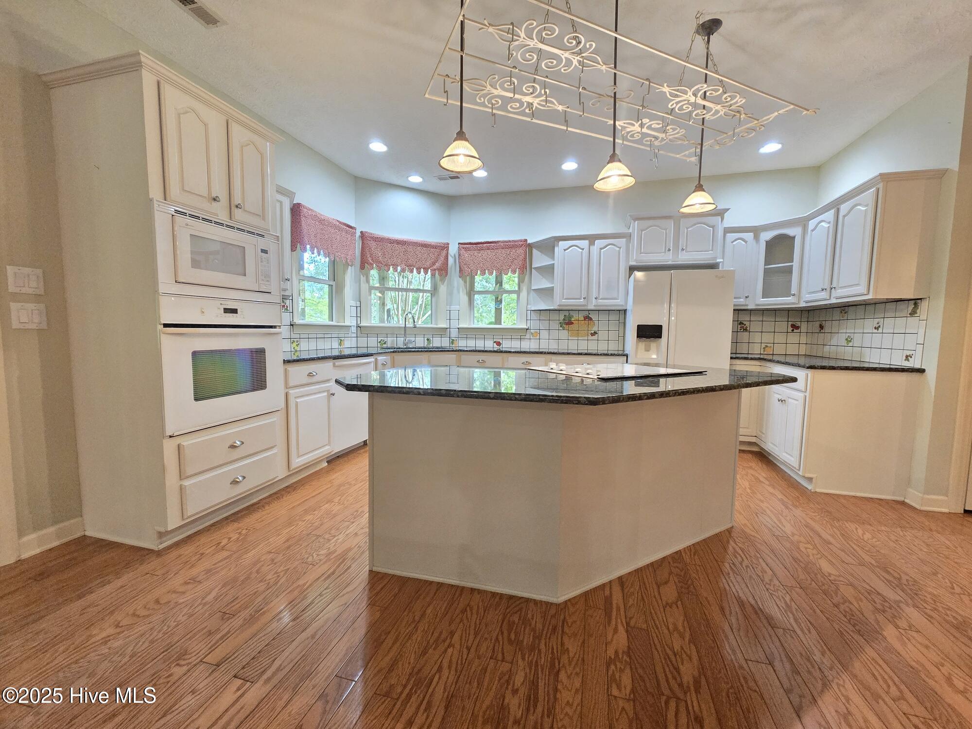 100517626 | Photo 19