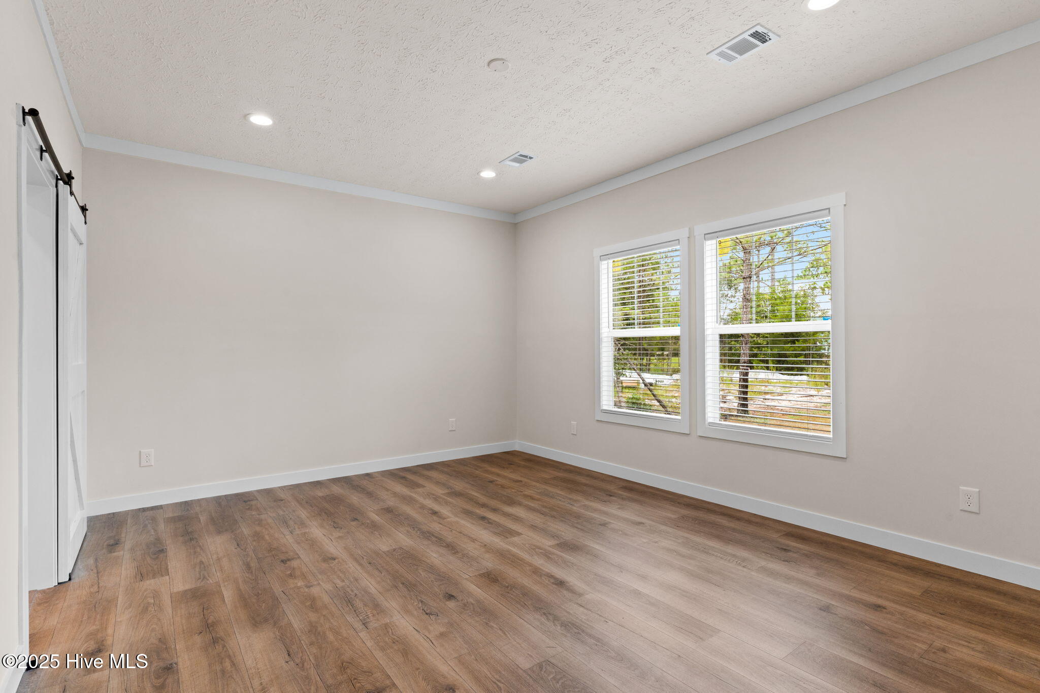 100558288 | Photo 19