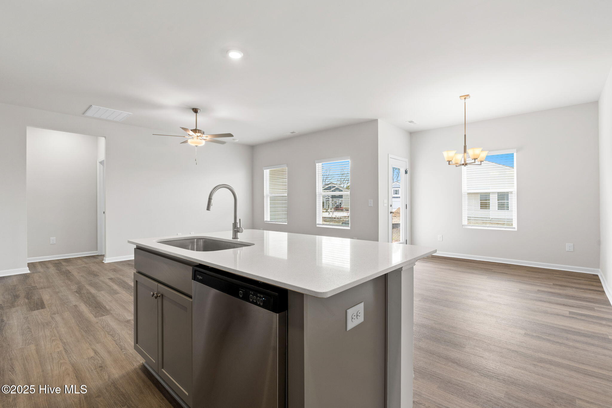 100565798 | Photo 16