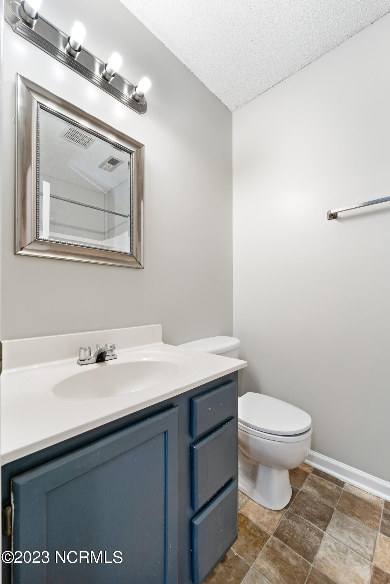 100561660 | Photo 11