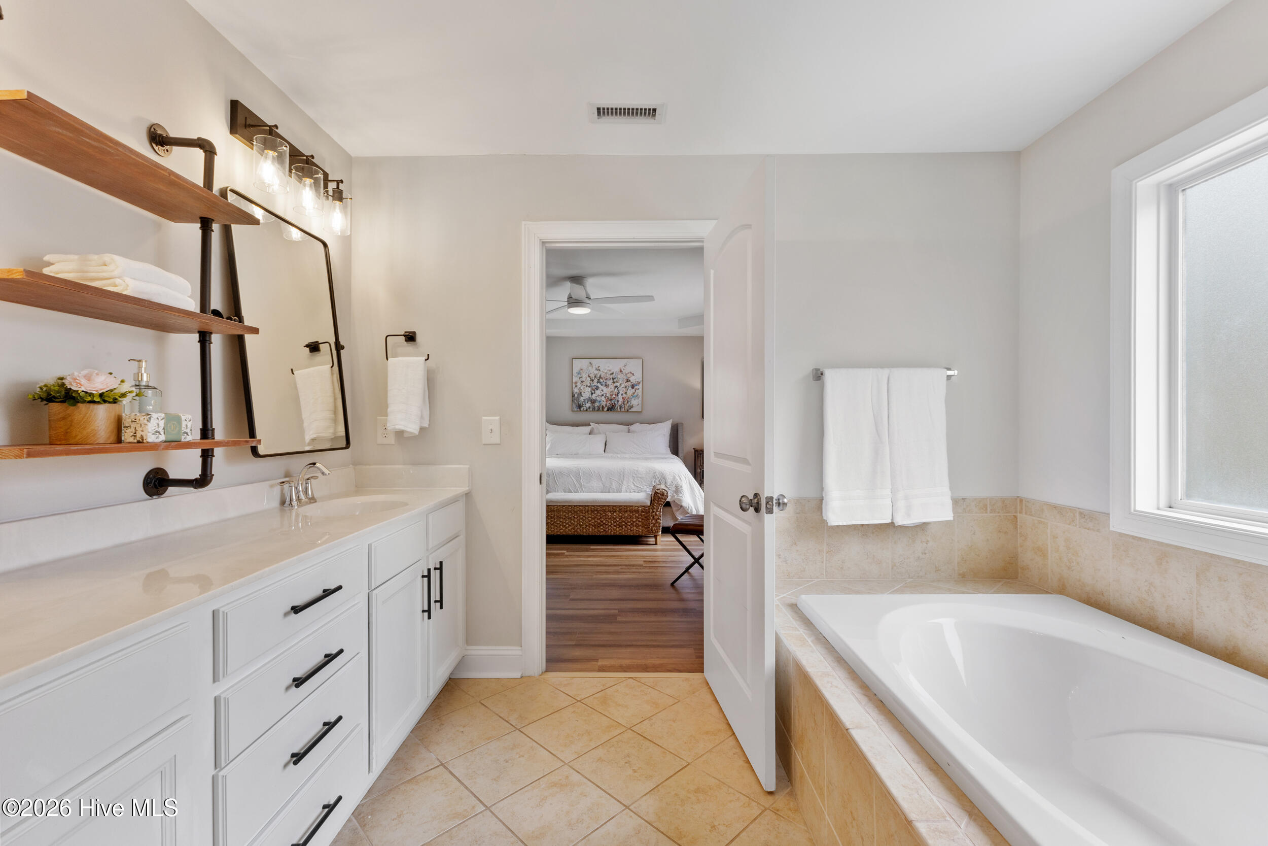 100557011 | Photo 28