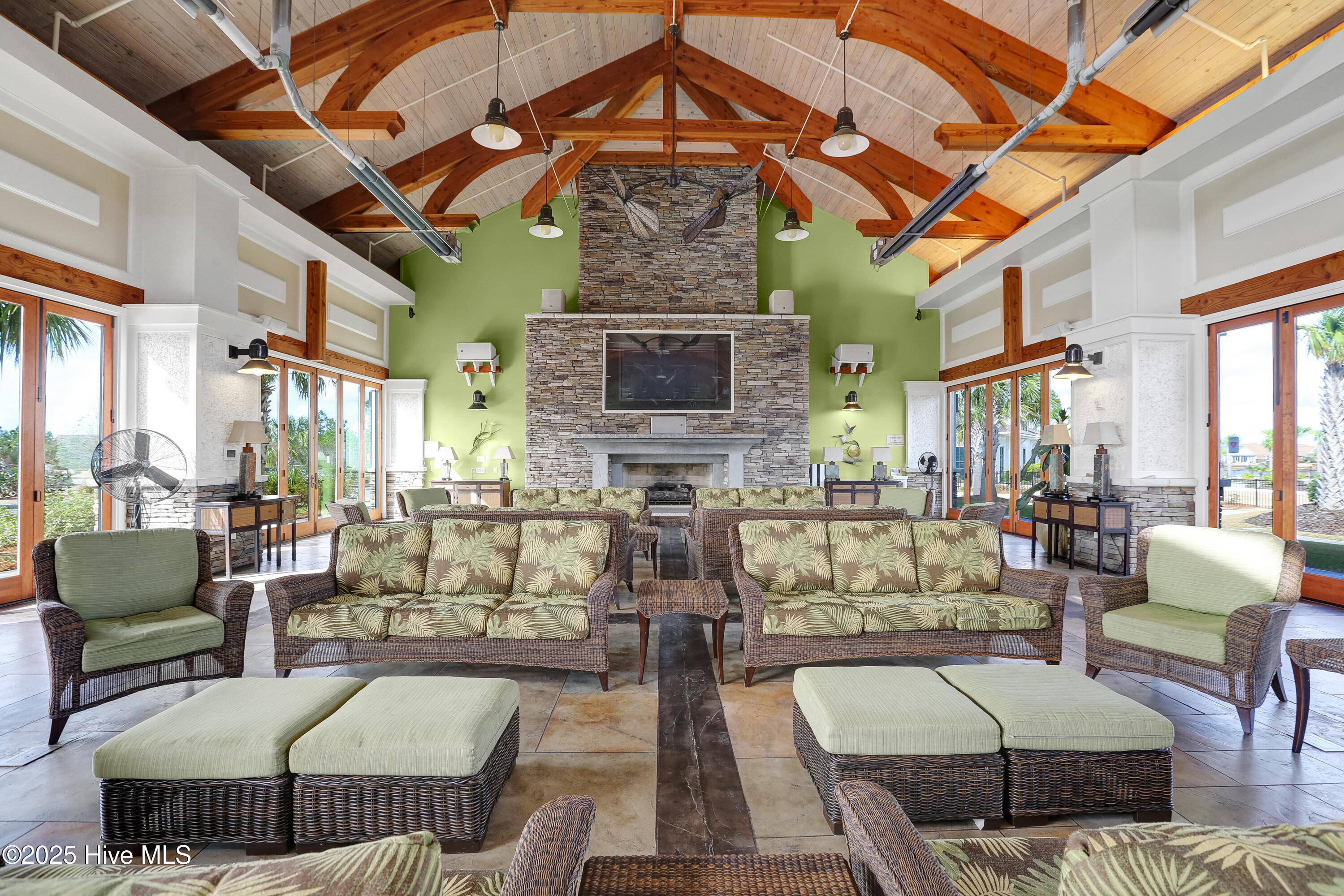 100557169 | Photo 77