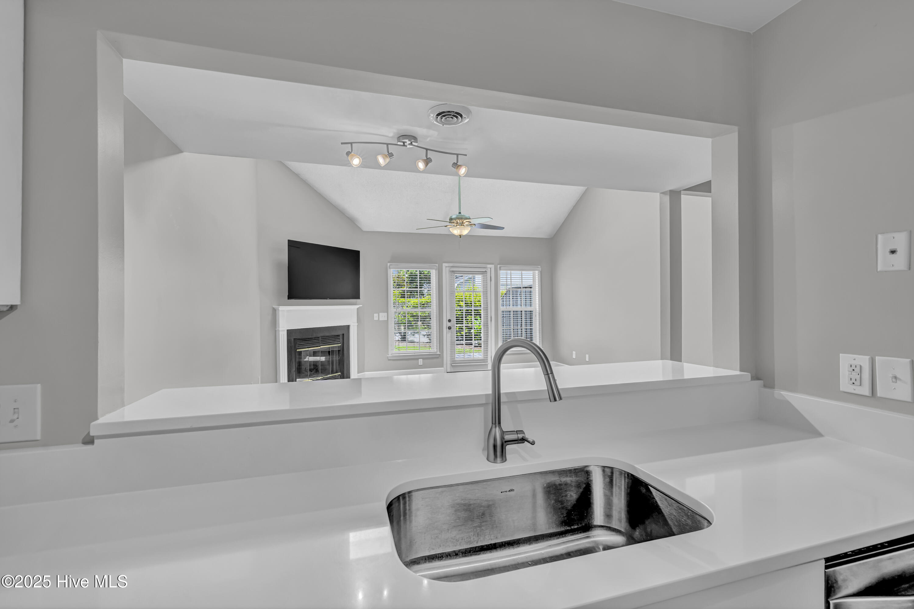 100496001 | Photo 16