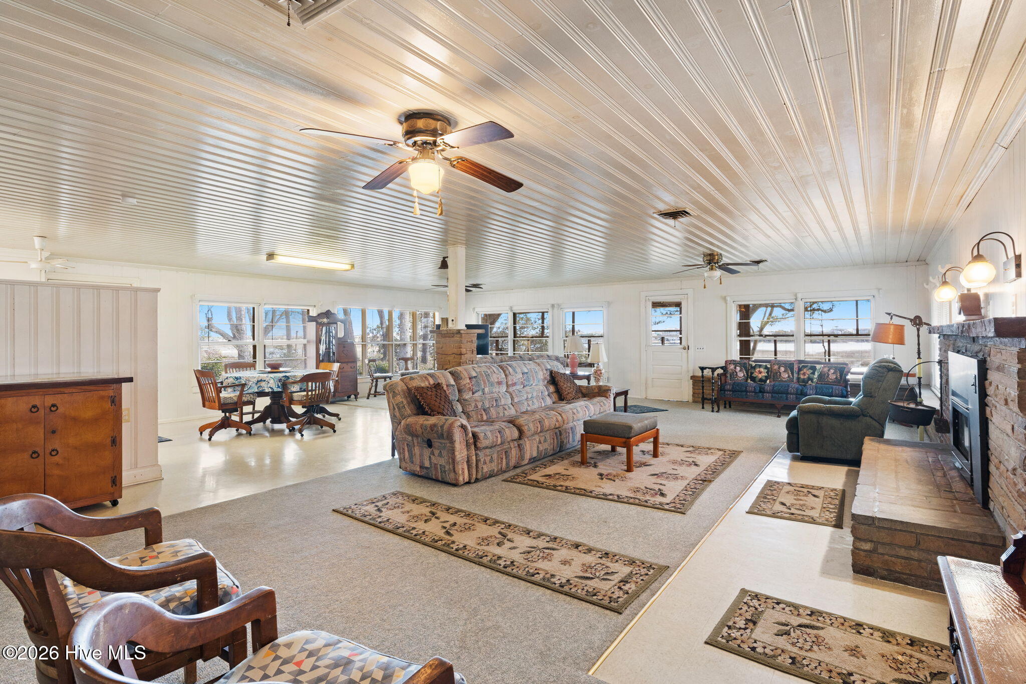 100561810 | Photo 42