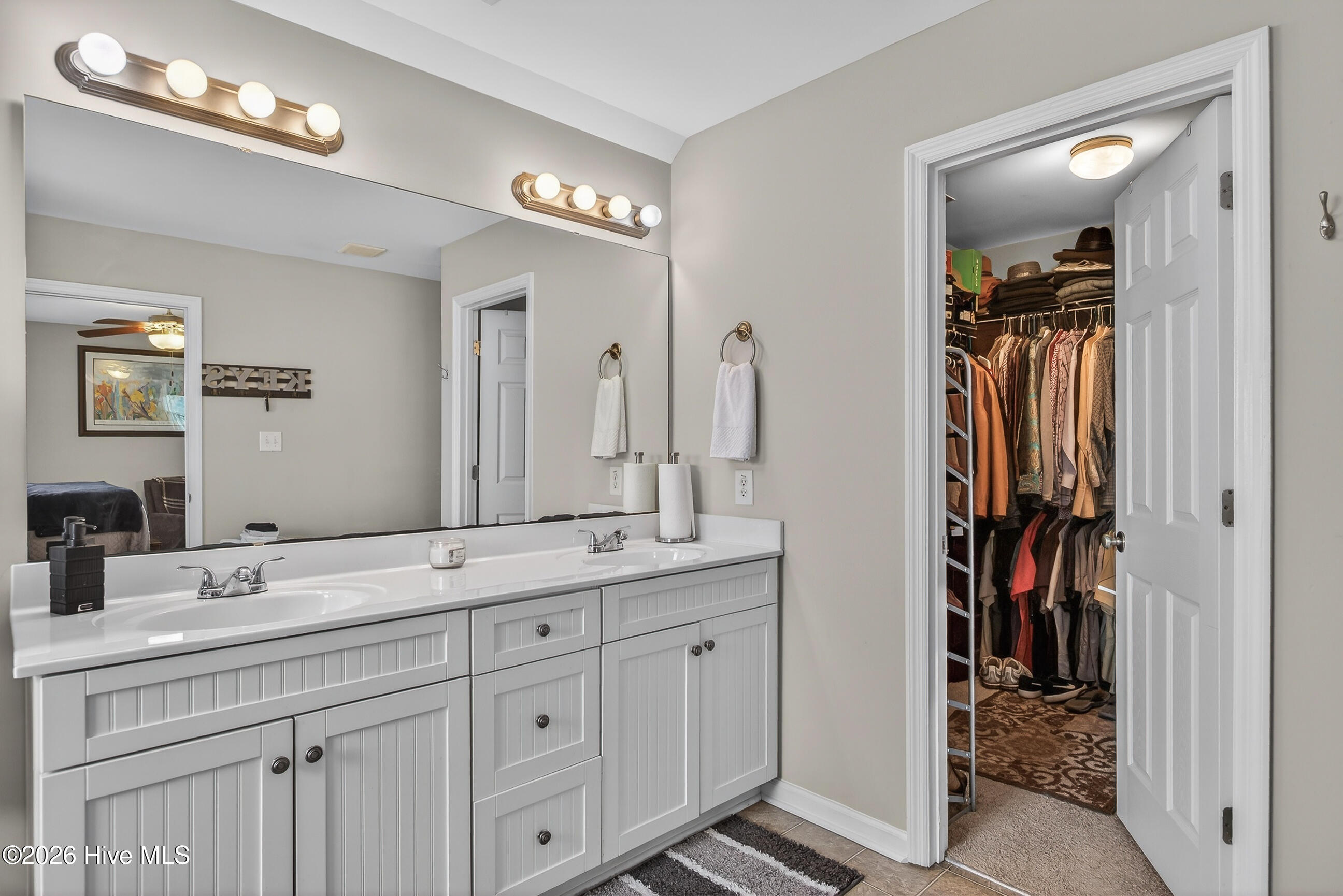 100557000 | Photo 24