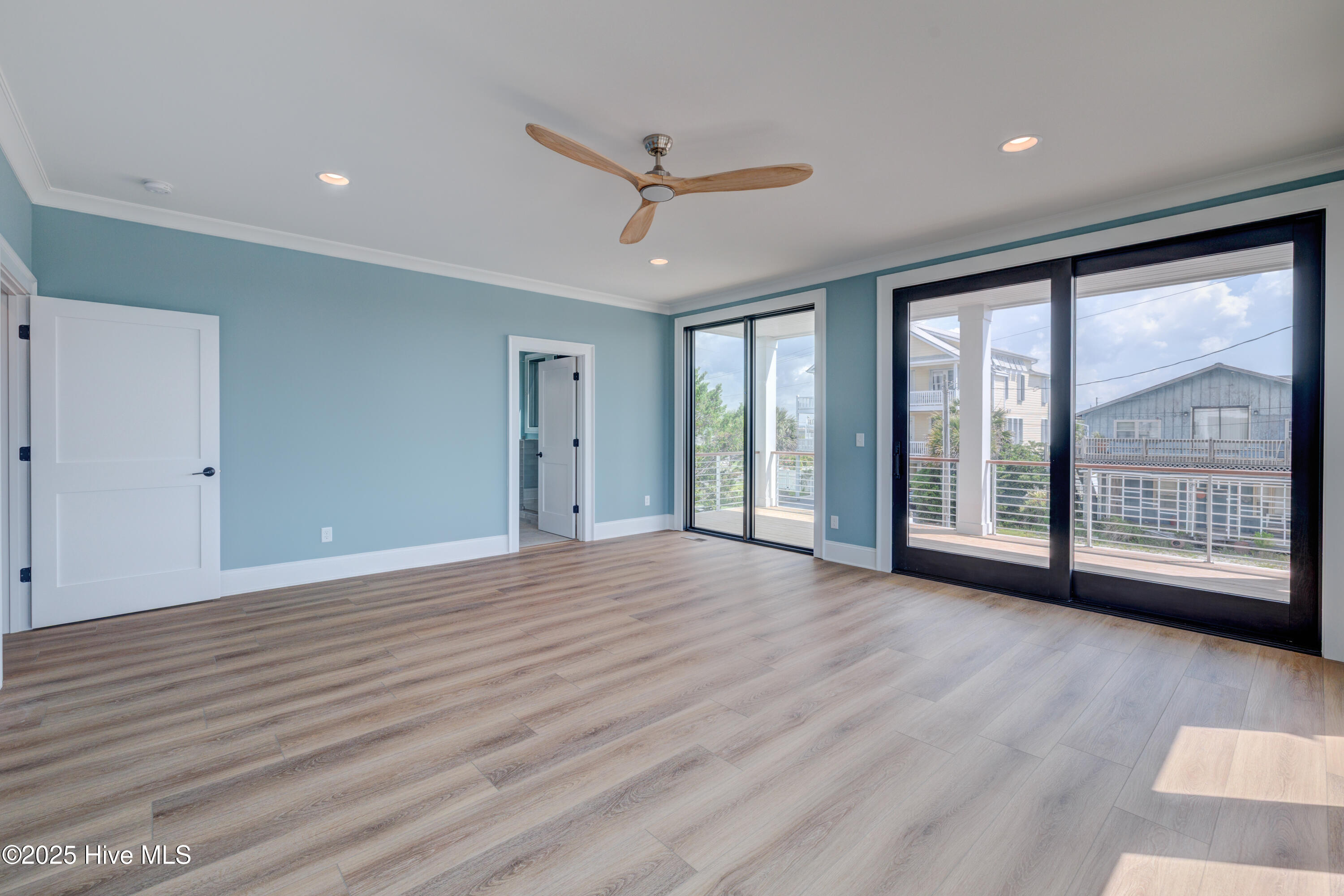 100519024 | Photo 51