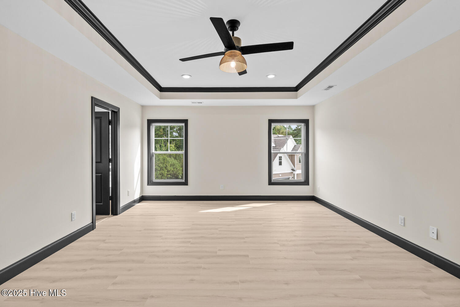 100536323 | Photo 28