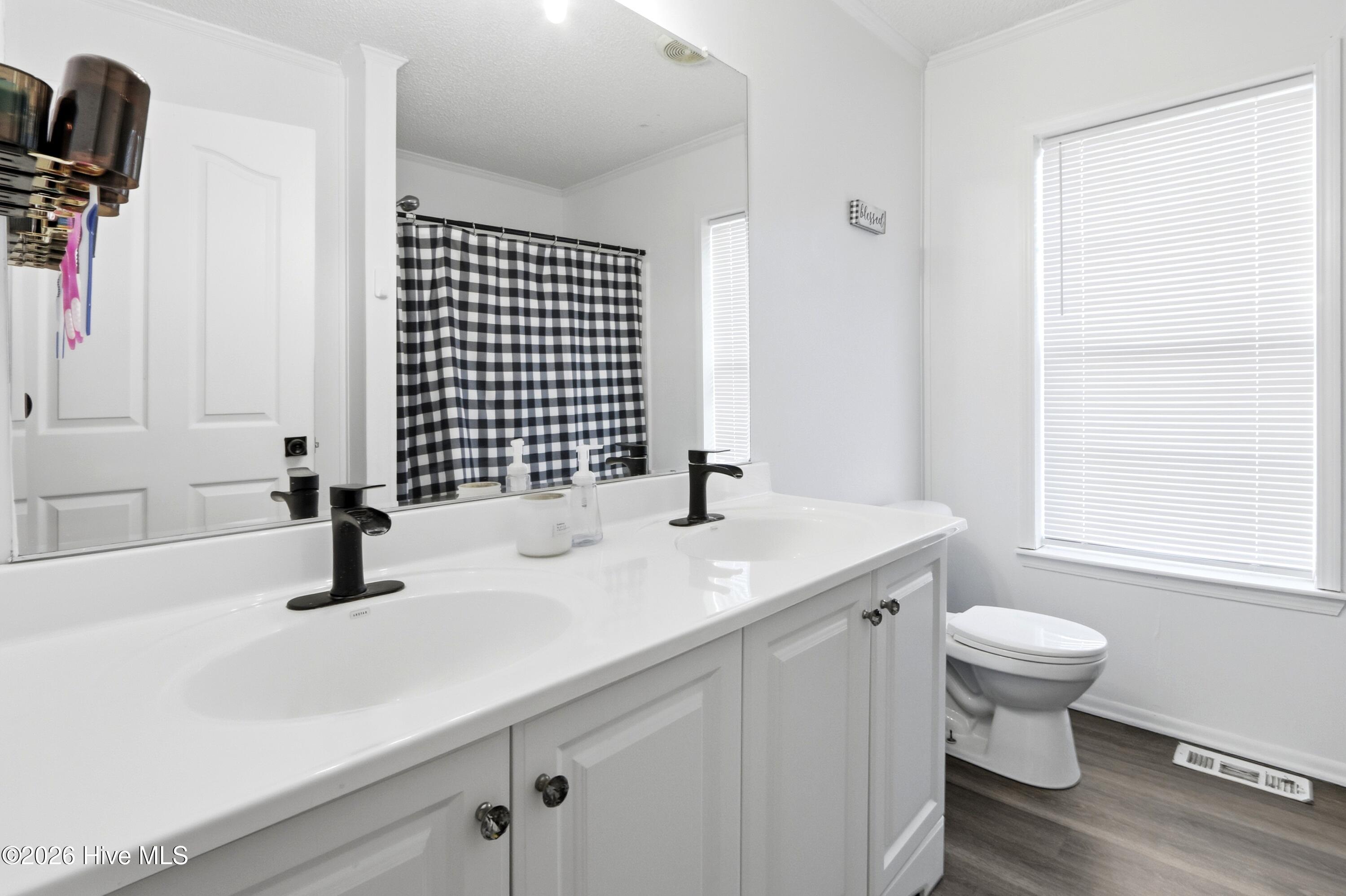 100548935 | Photo 33