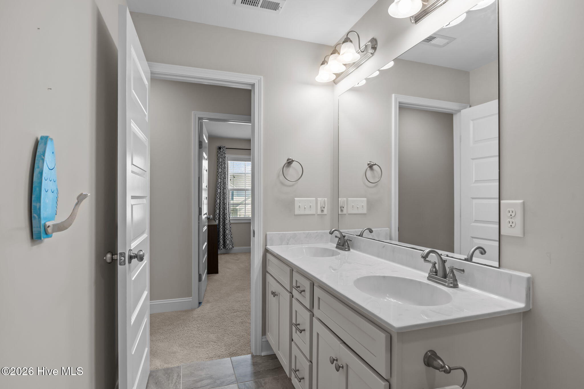 100569741 | Photo 31