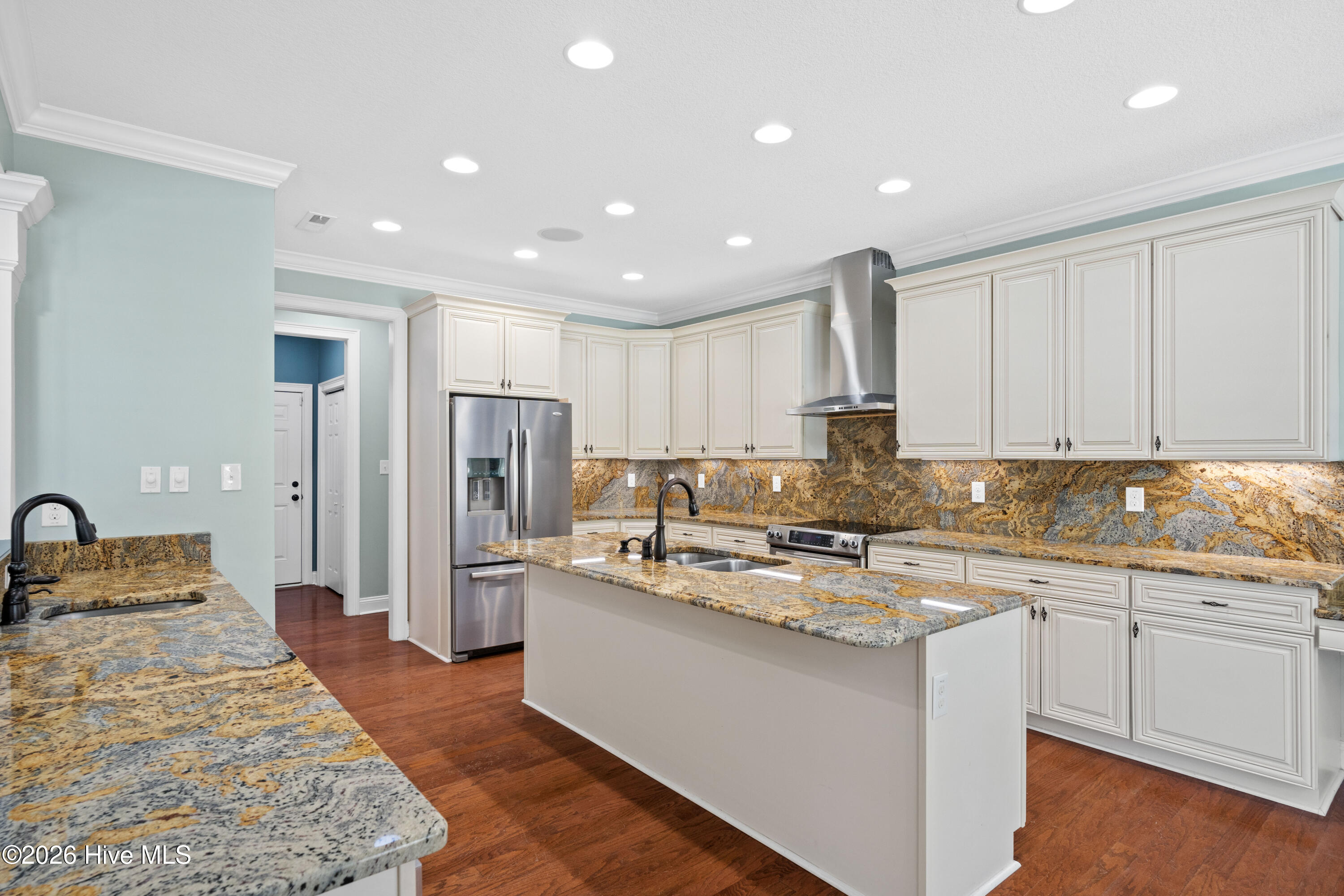 100565289 | Photo 18