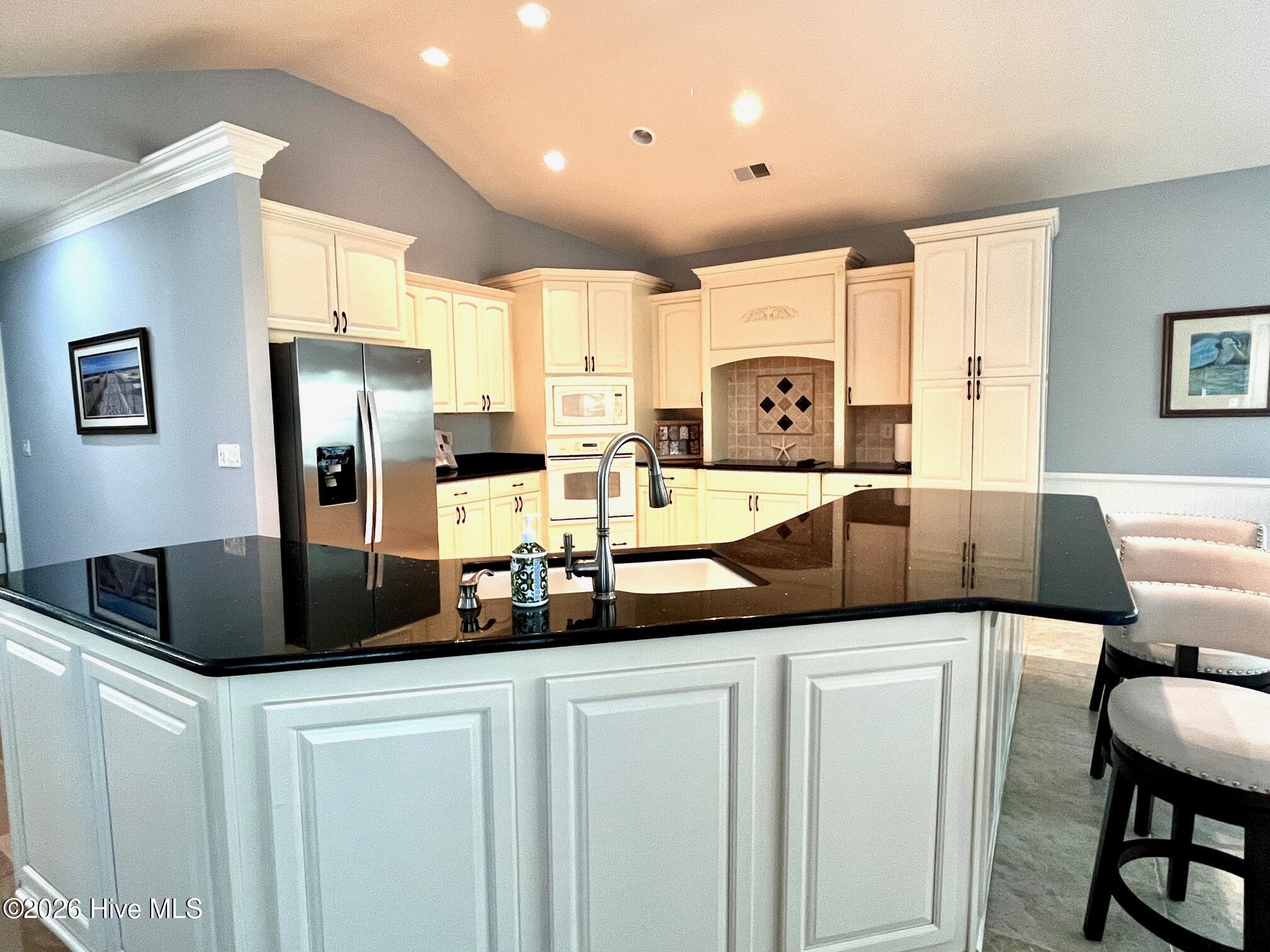 100566129 | Photo 16