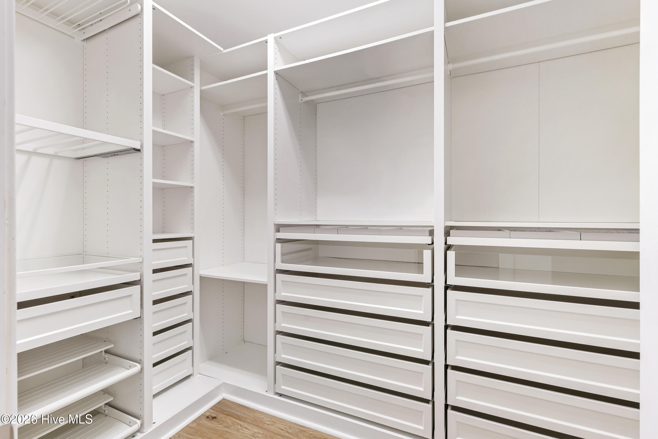 100547349 | Photo 29