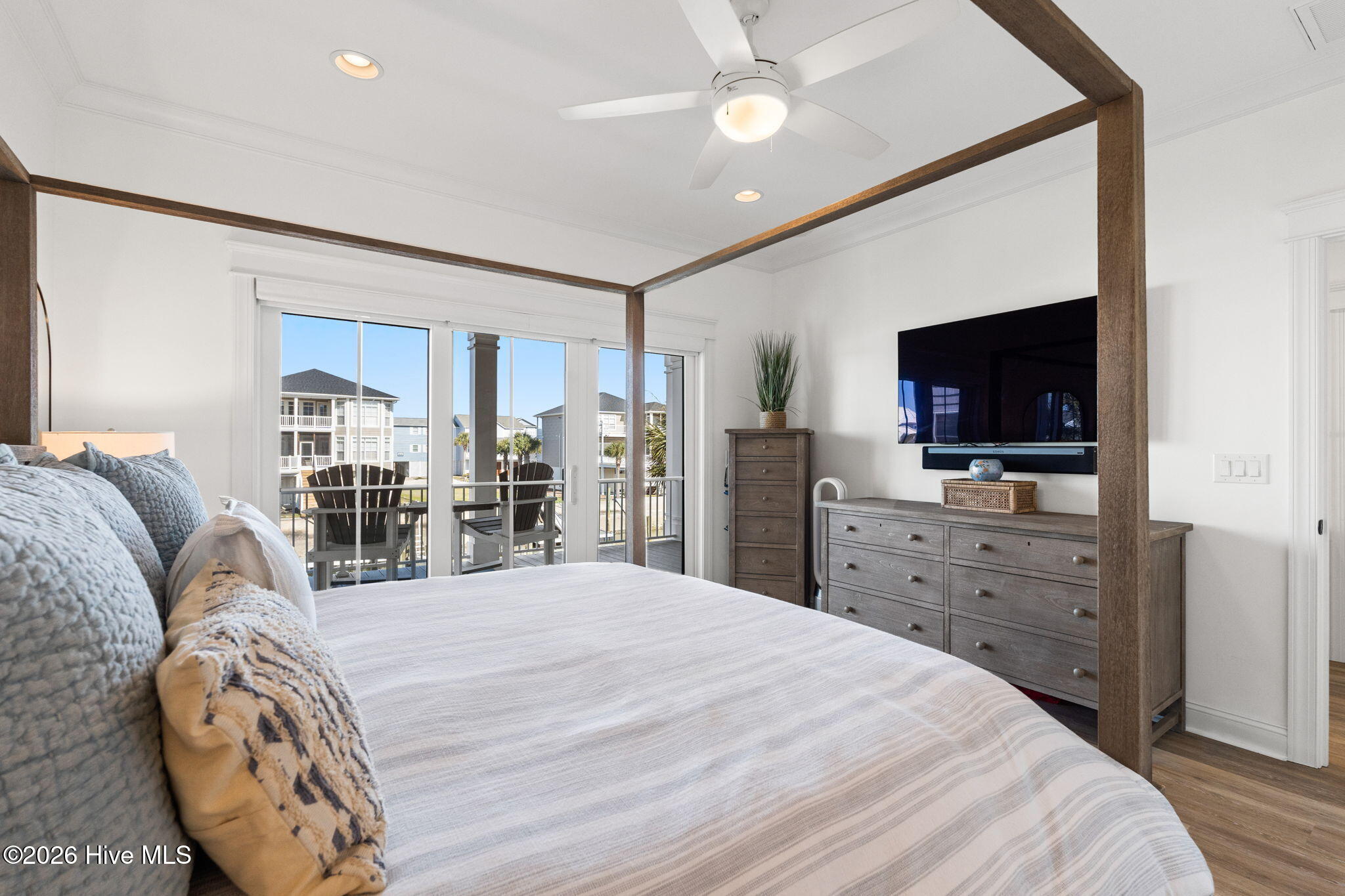 100562376 | Photo 26