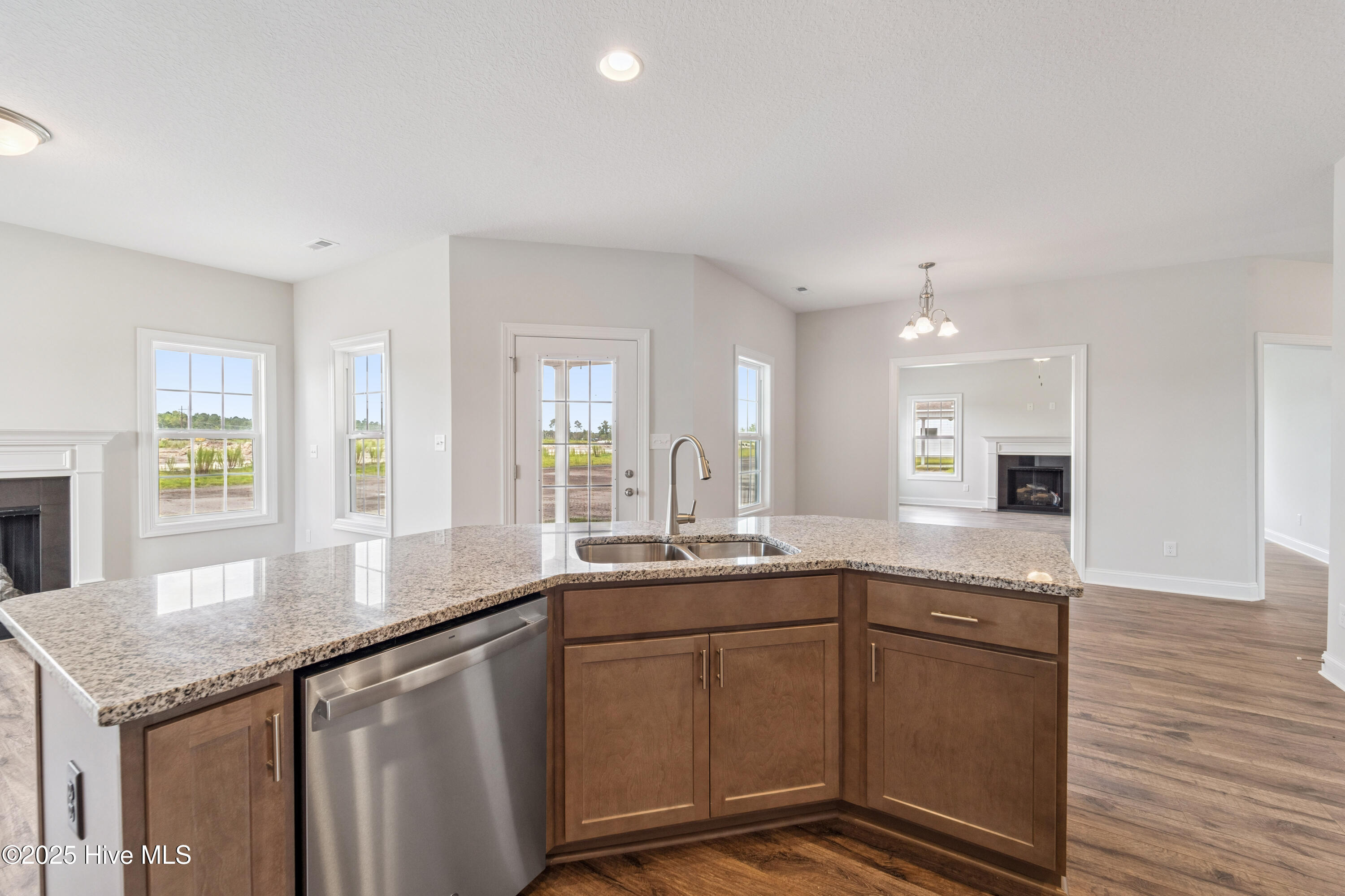 100505729 | Photo 18