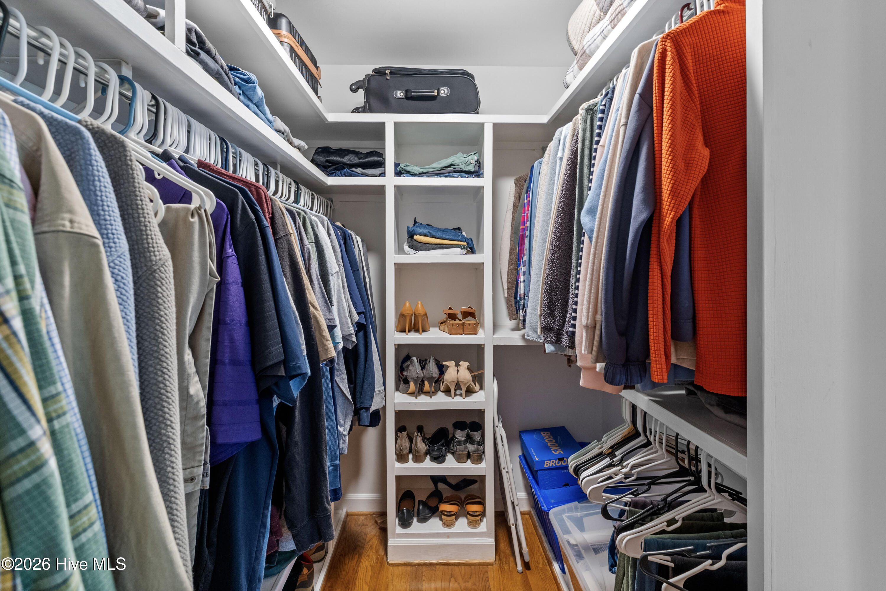 100569922 | Photo 46