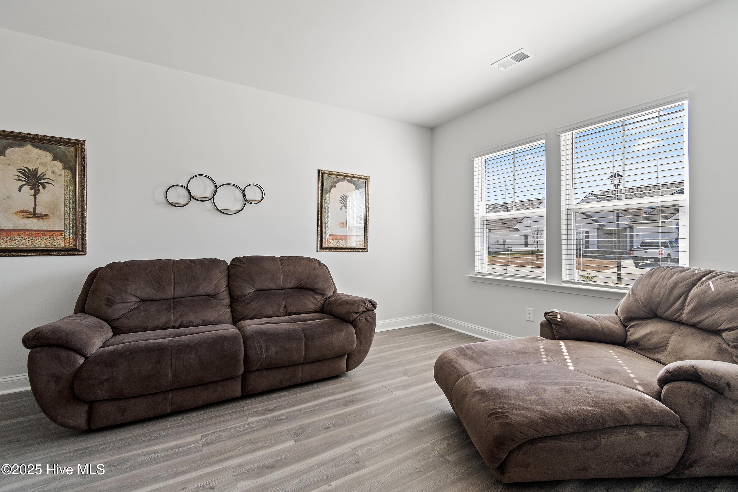 100532742 | Photo 13