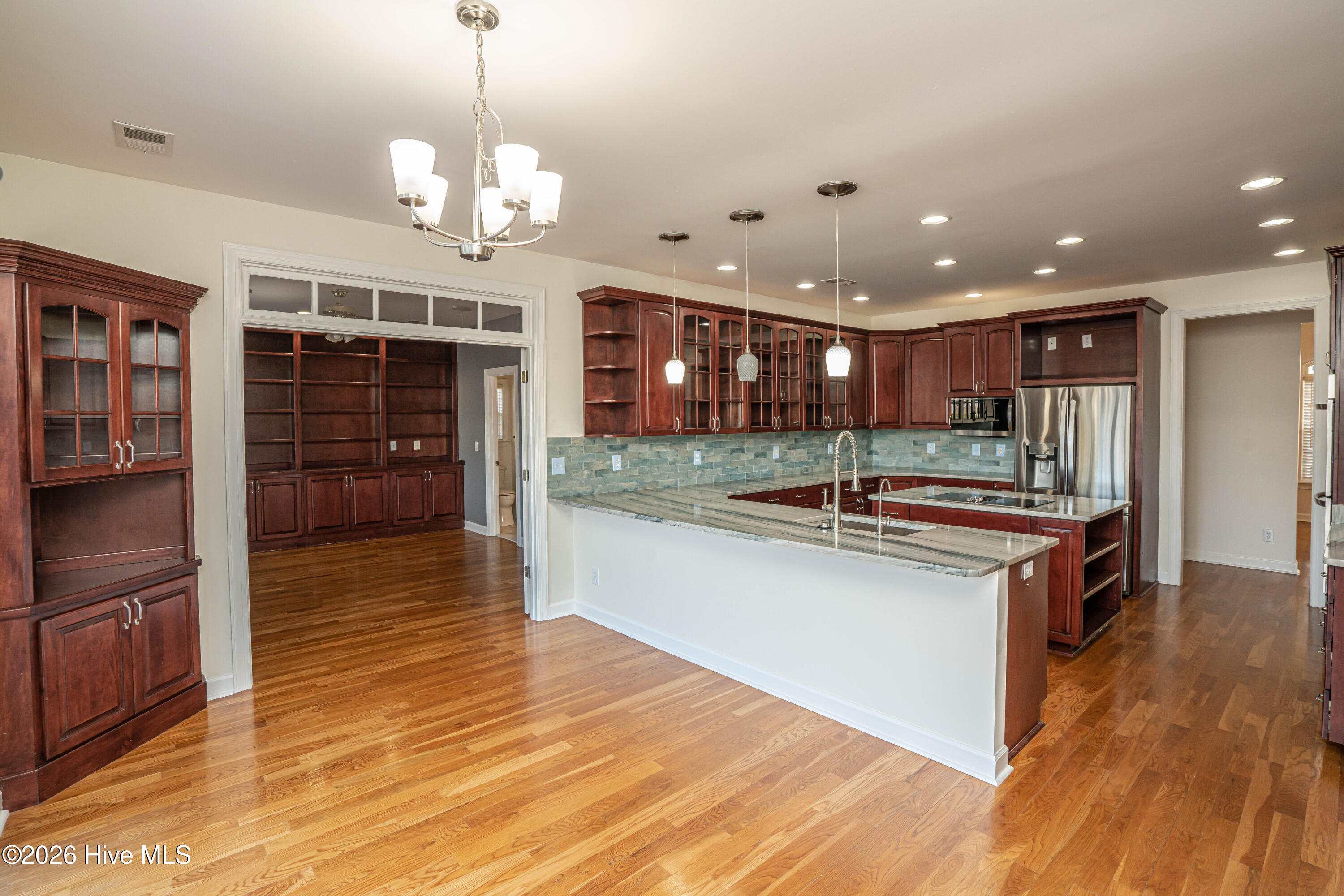 100553430 | Photo 30