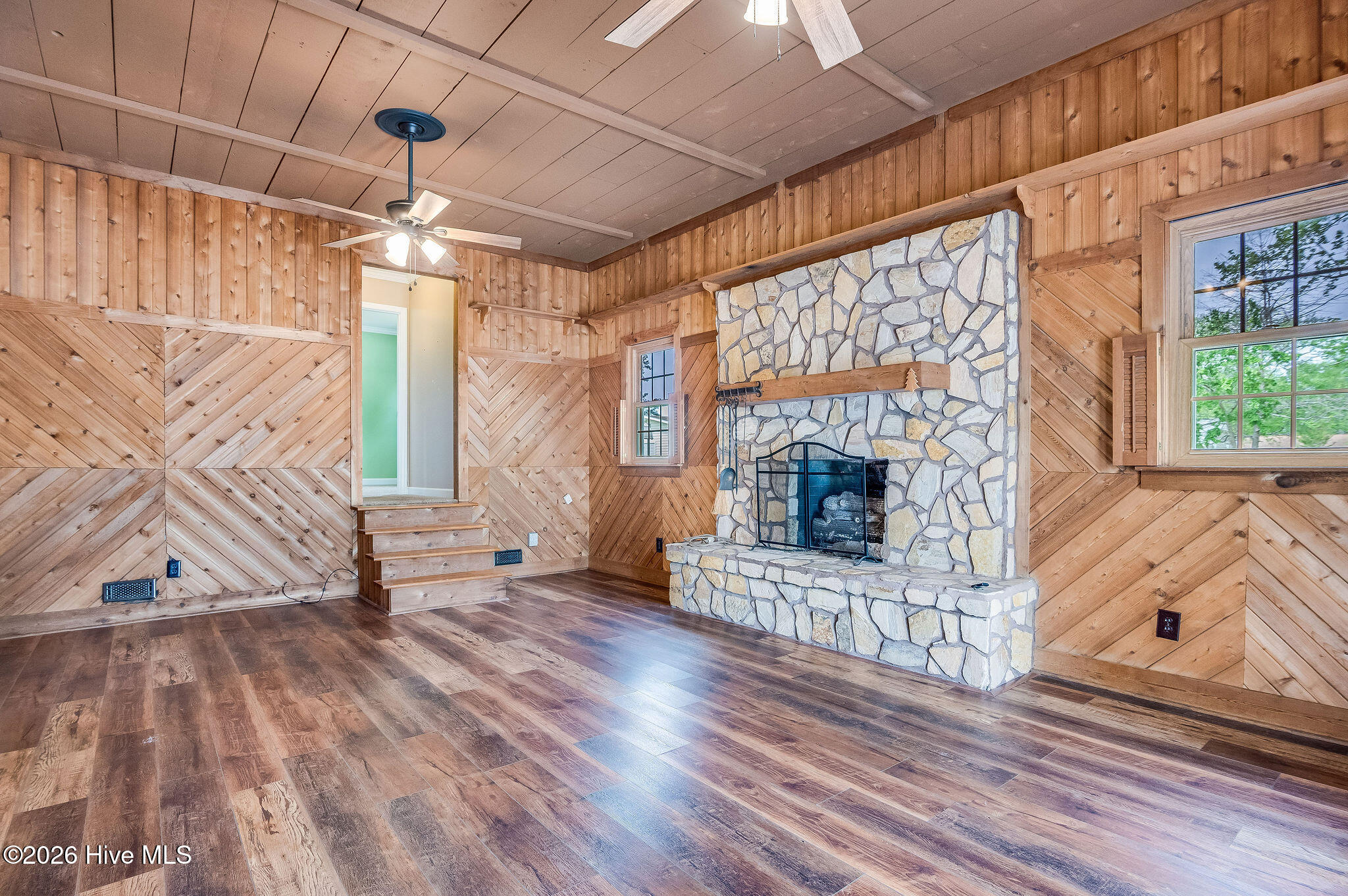 100565785 | Photo 43