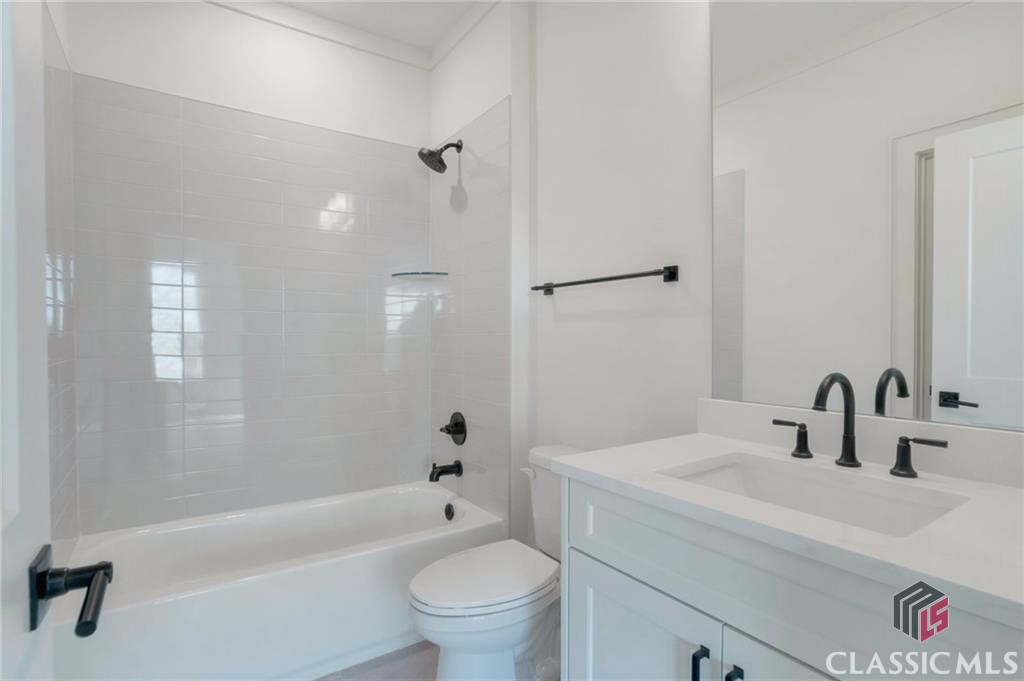 Bathroom - Private bath for all bedrooms