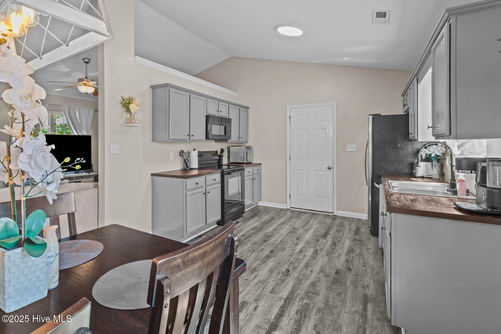 100515943 | Photo 11