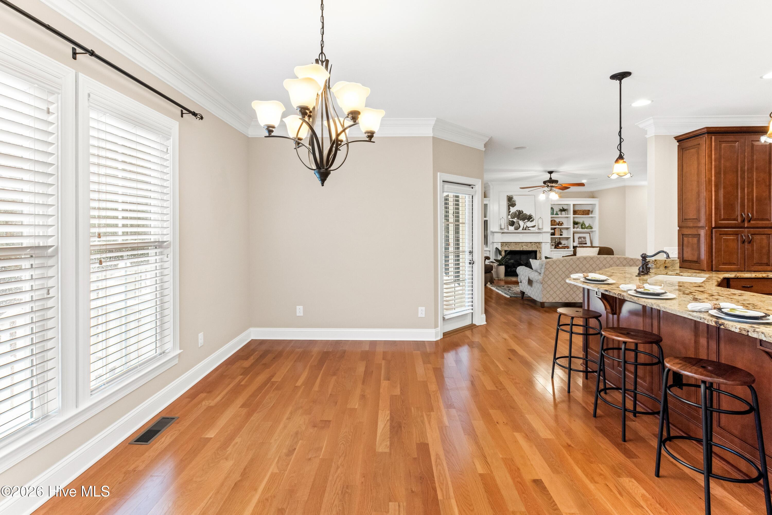 100560596 | Photo 10