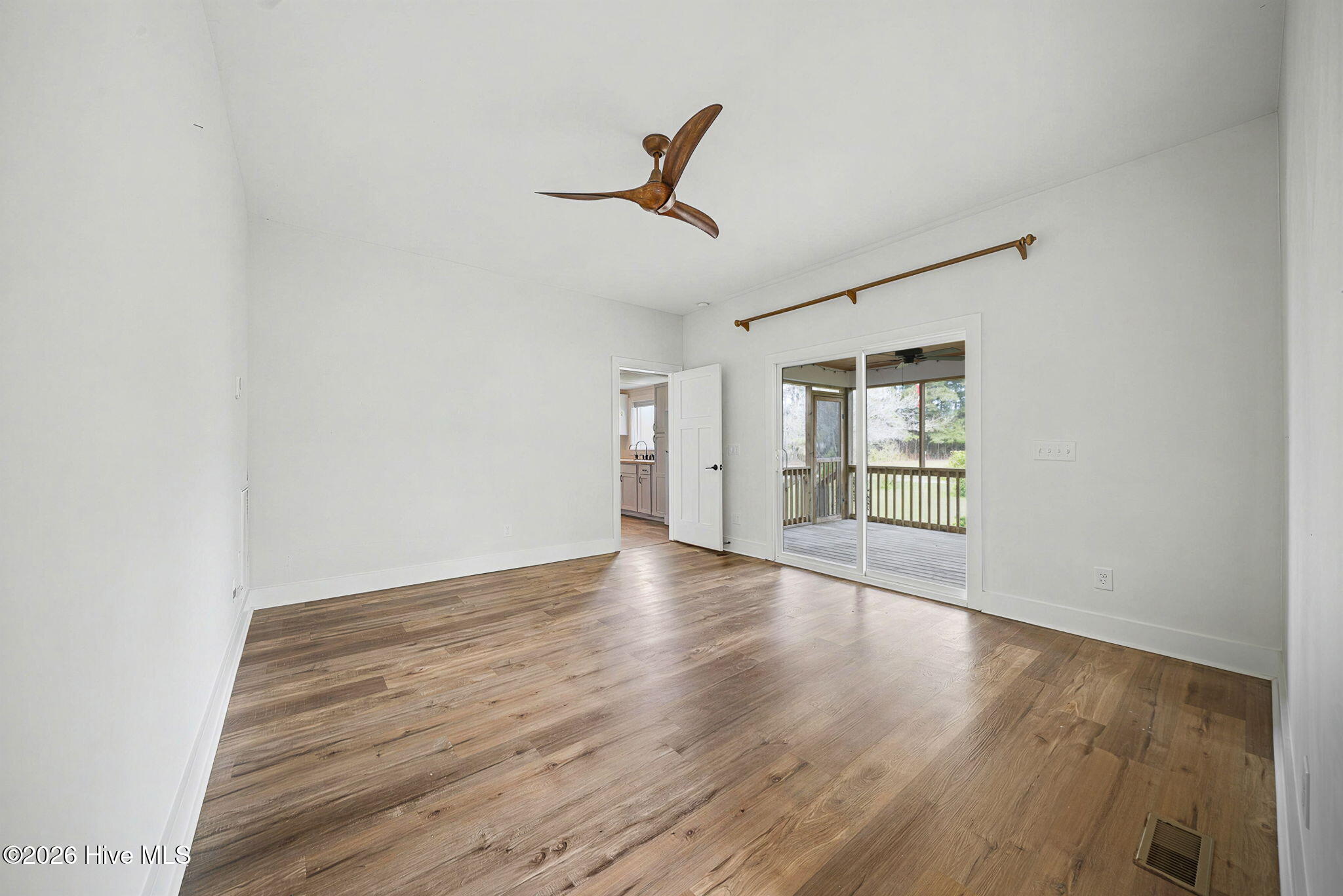 100564194 | Photo 66