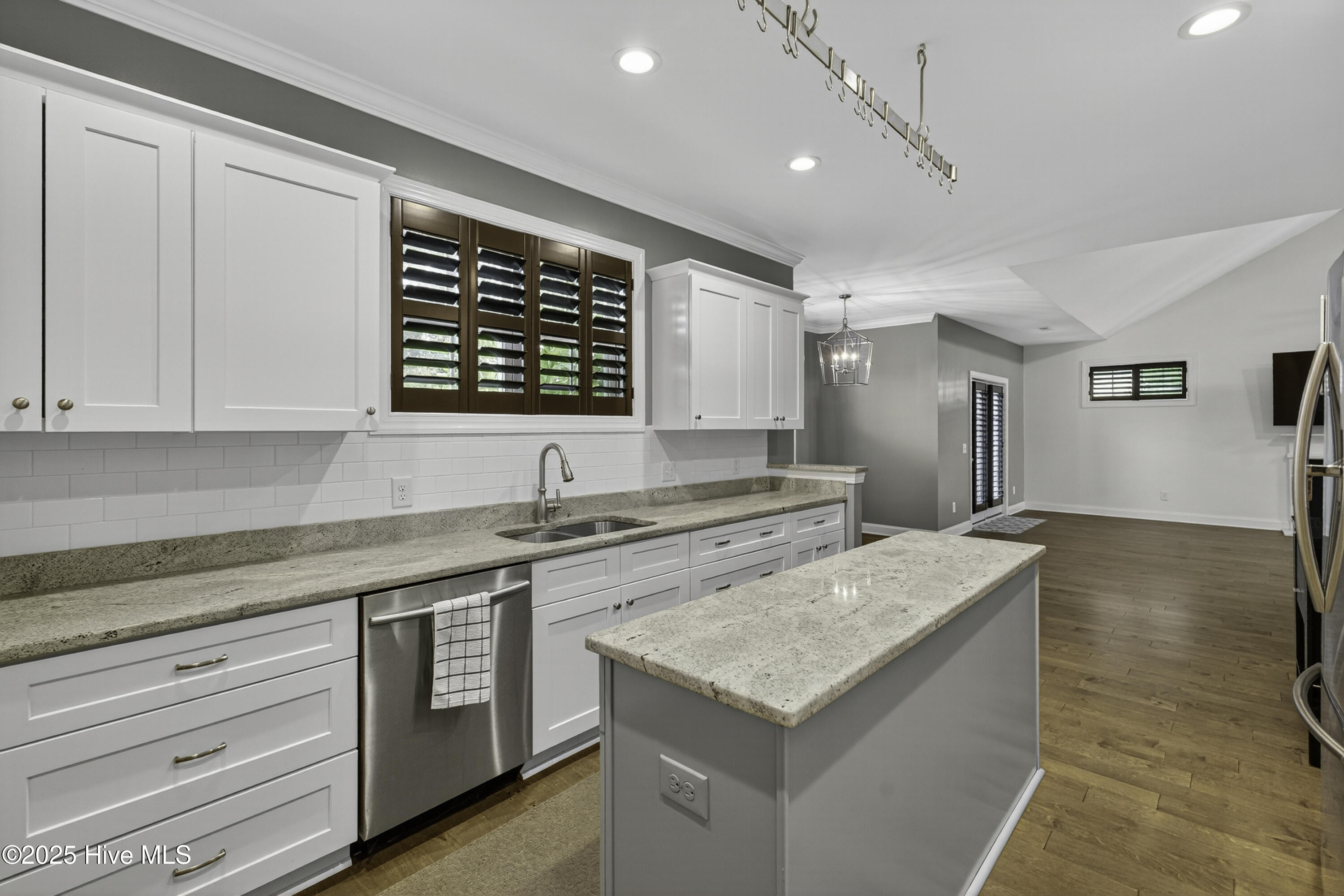 100536427 | Photo 19