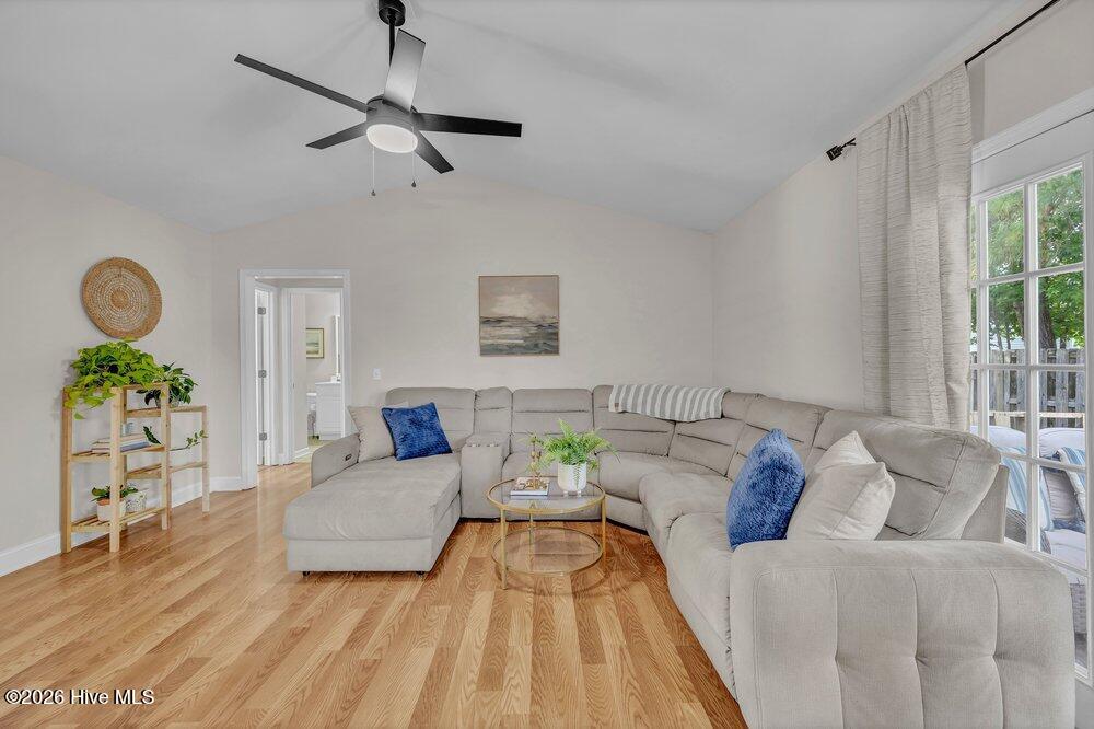 100570589 | Photo 10