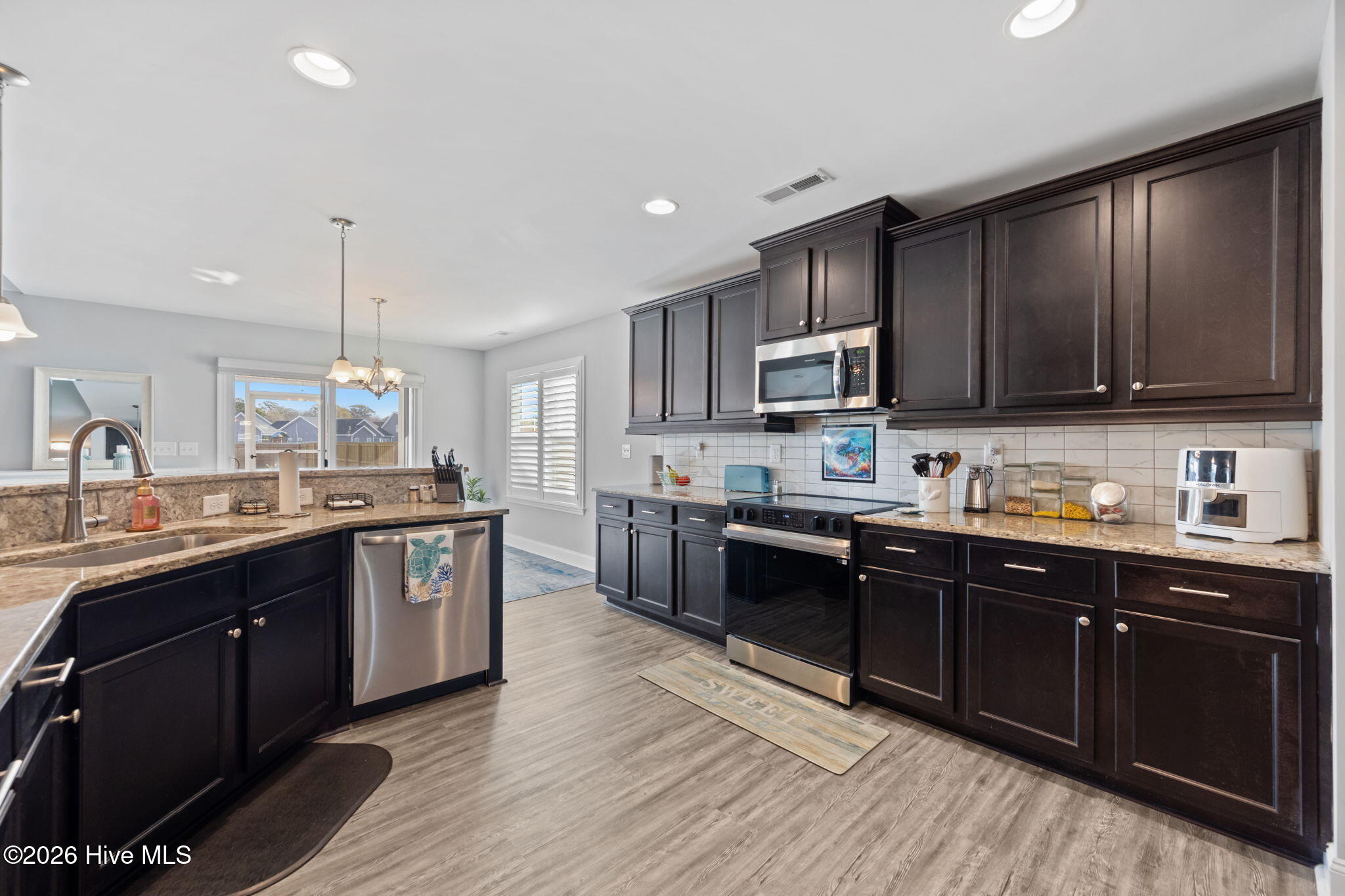 100561377 | Photo 13