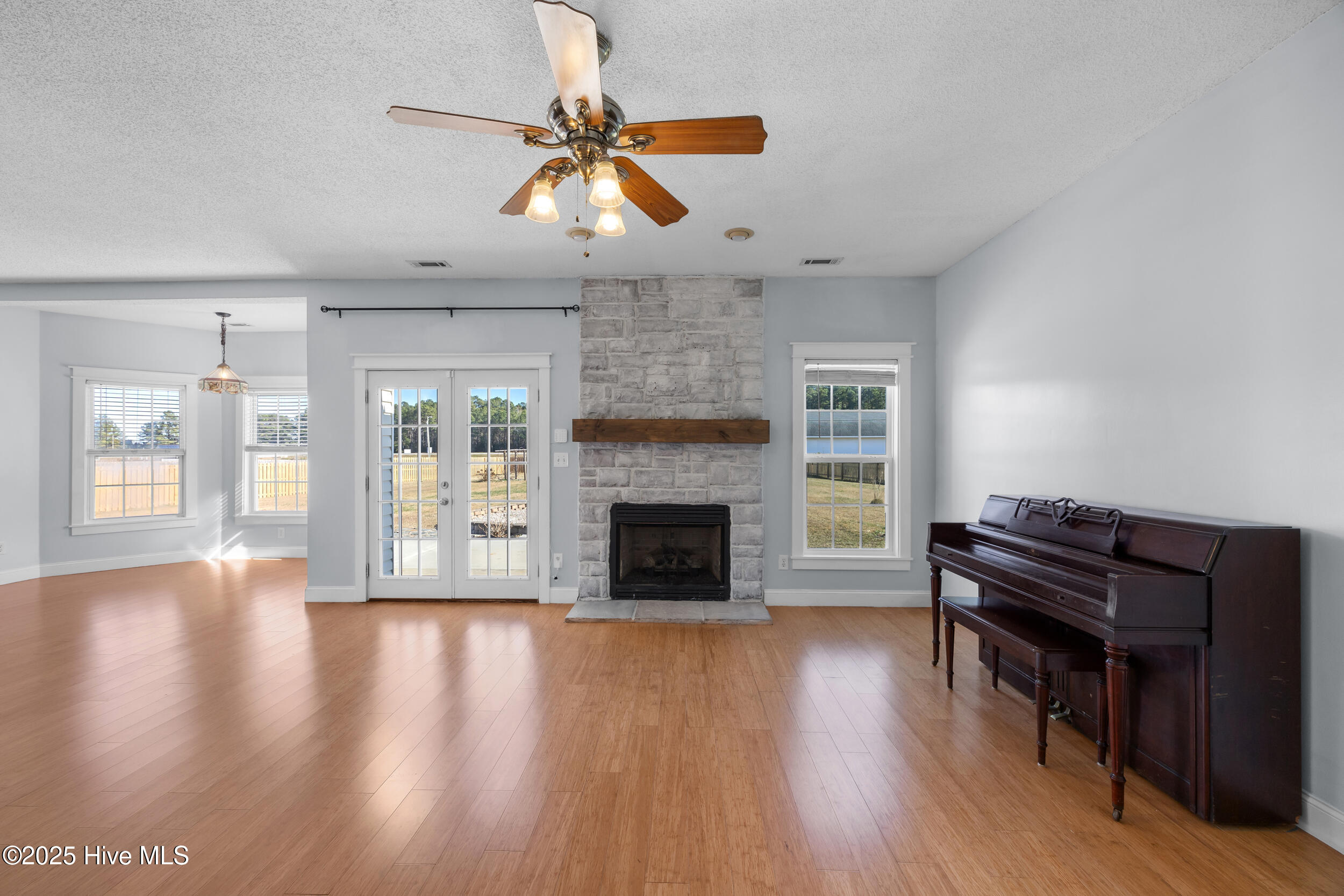 100545669 | Photo 19