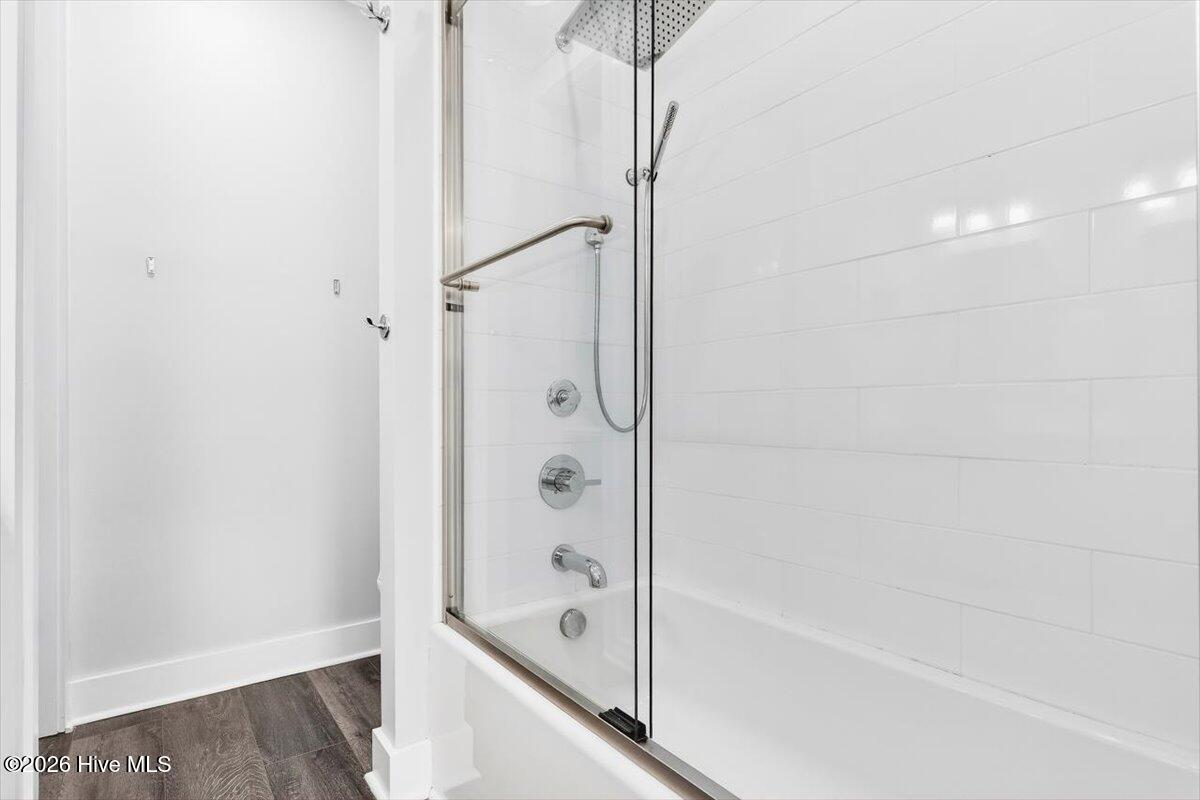 100548437 | Photo 31