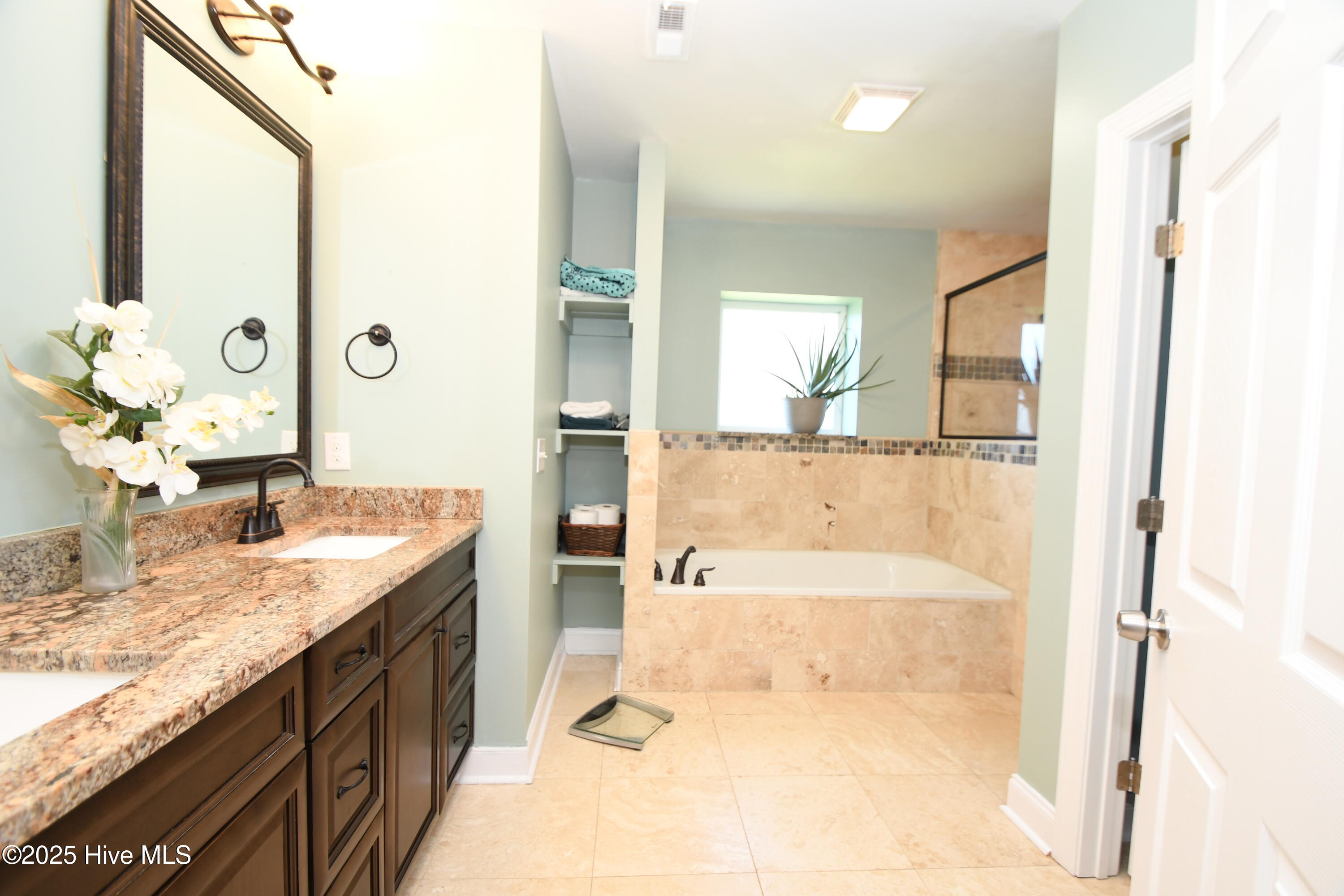 100537590 | Photo 30