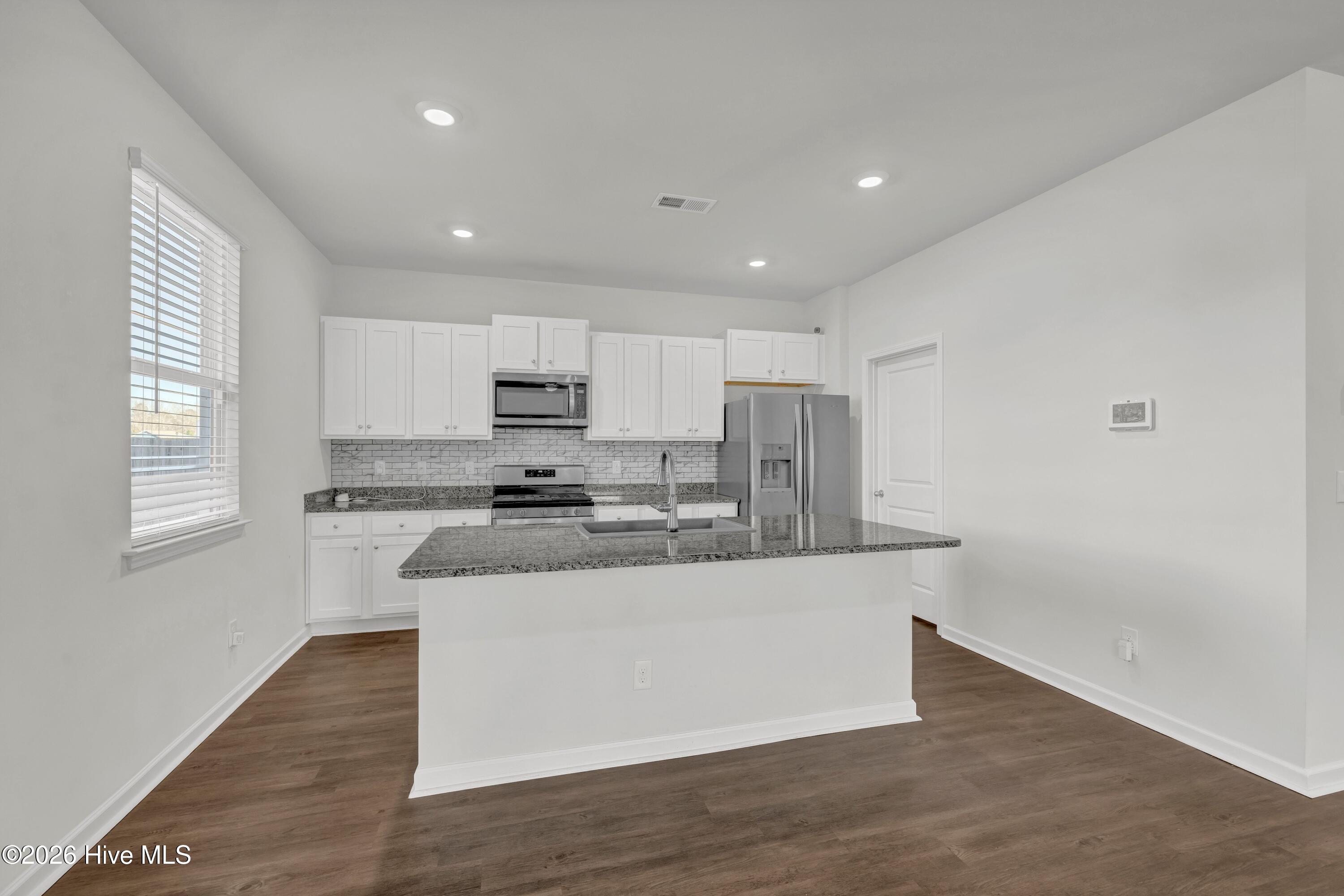 100549338 | Photo 13