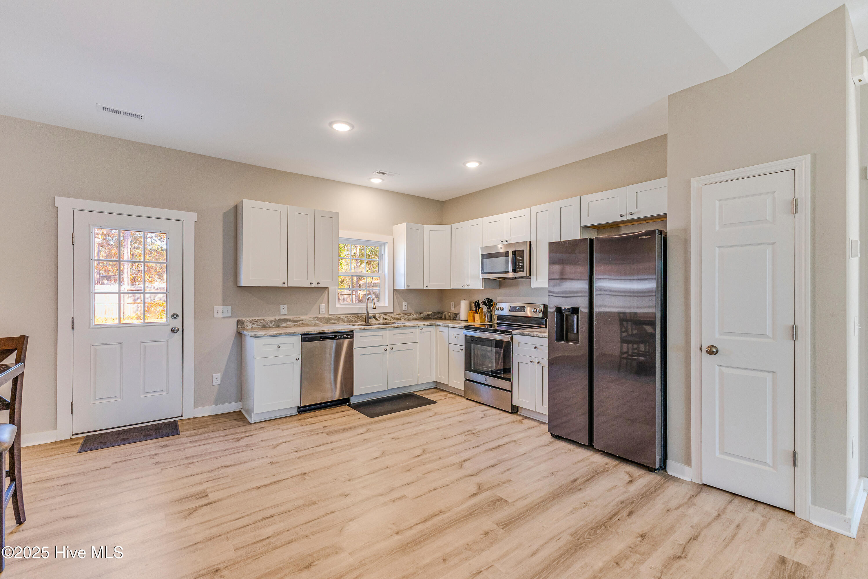 100542272 | Photo 14