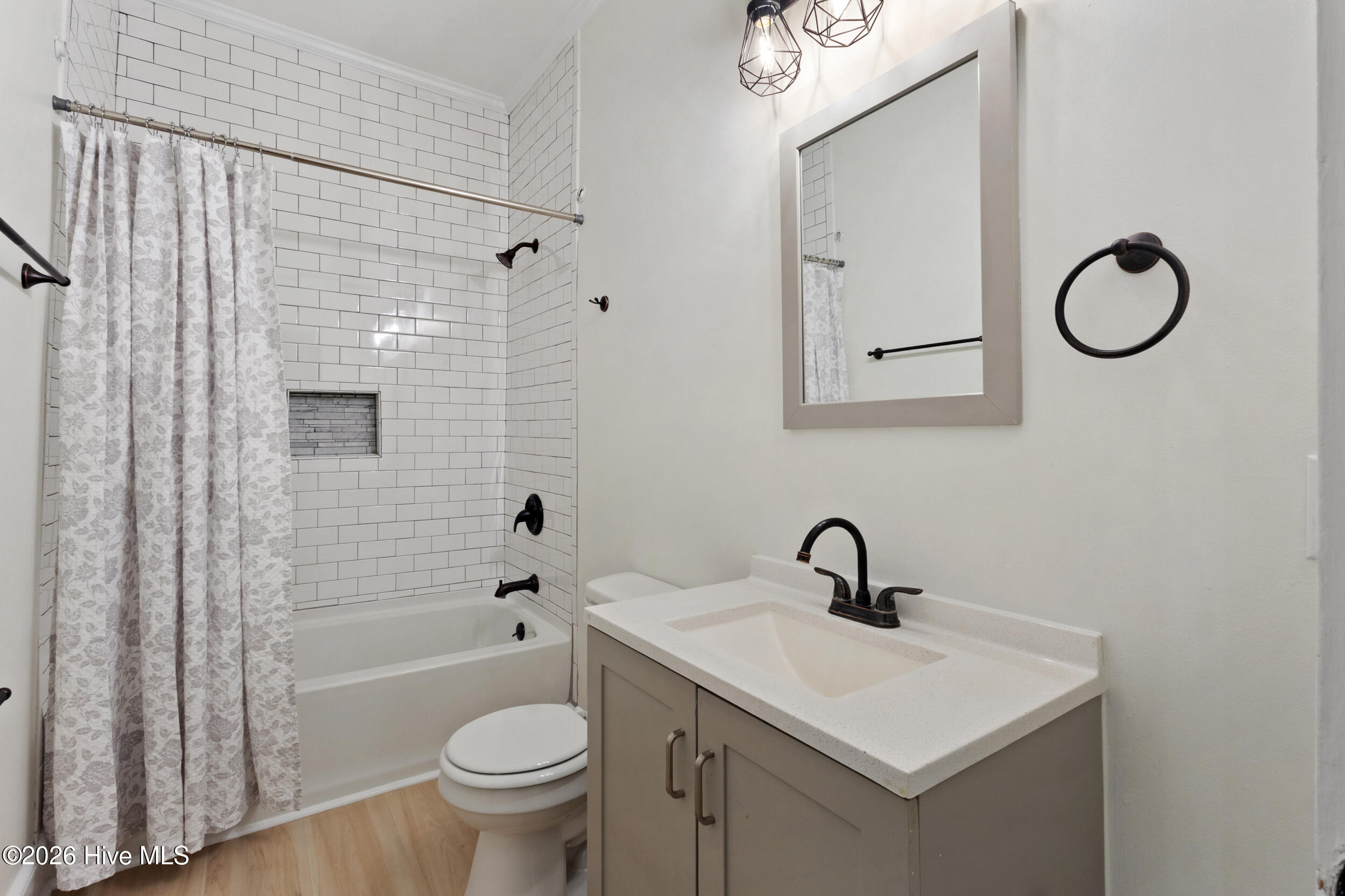 100566209 | Photo 13