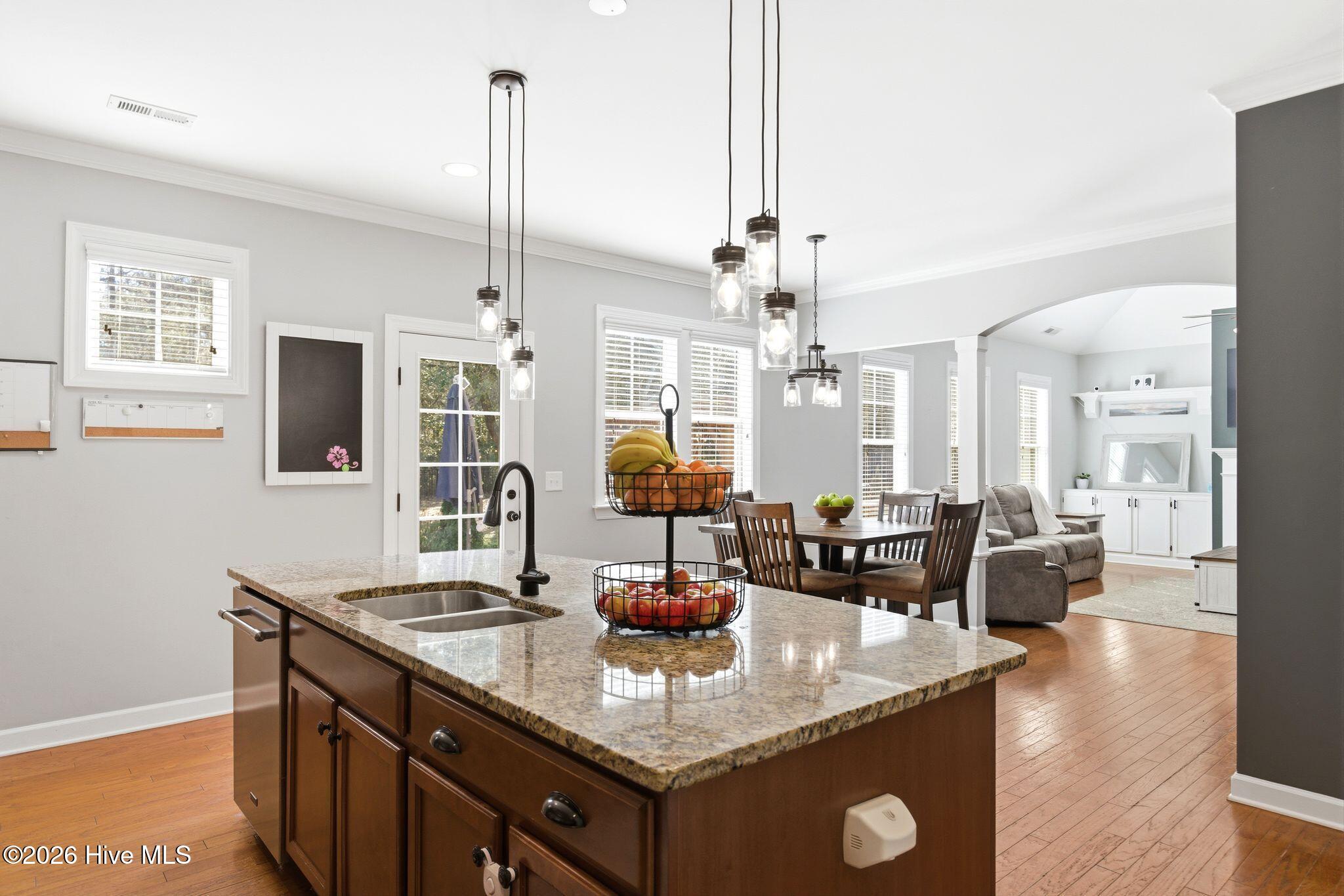 100563379 | Photo 15