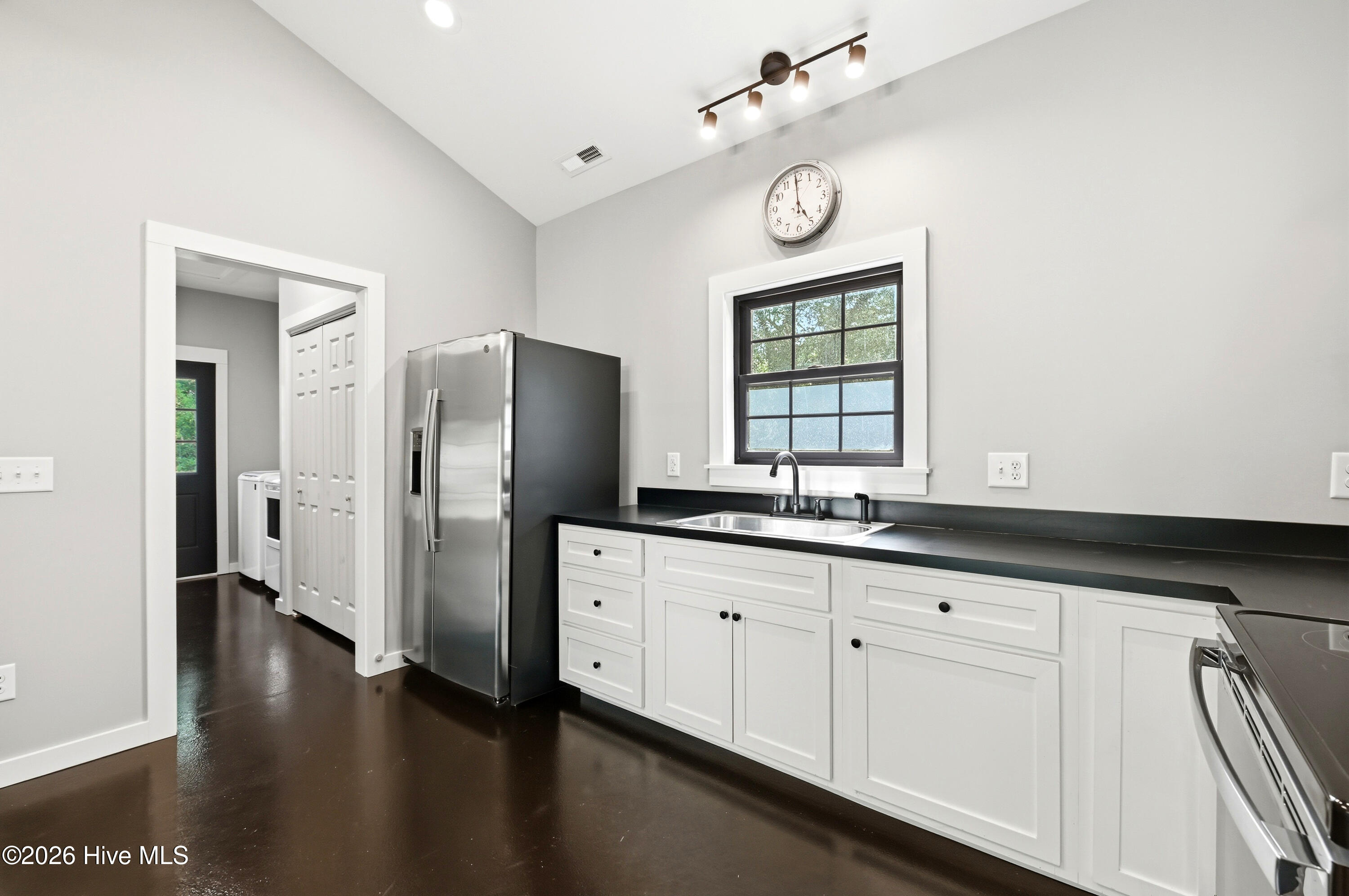 100570518 | Photo 15