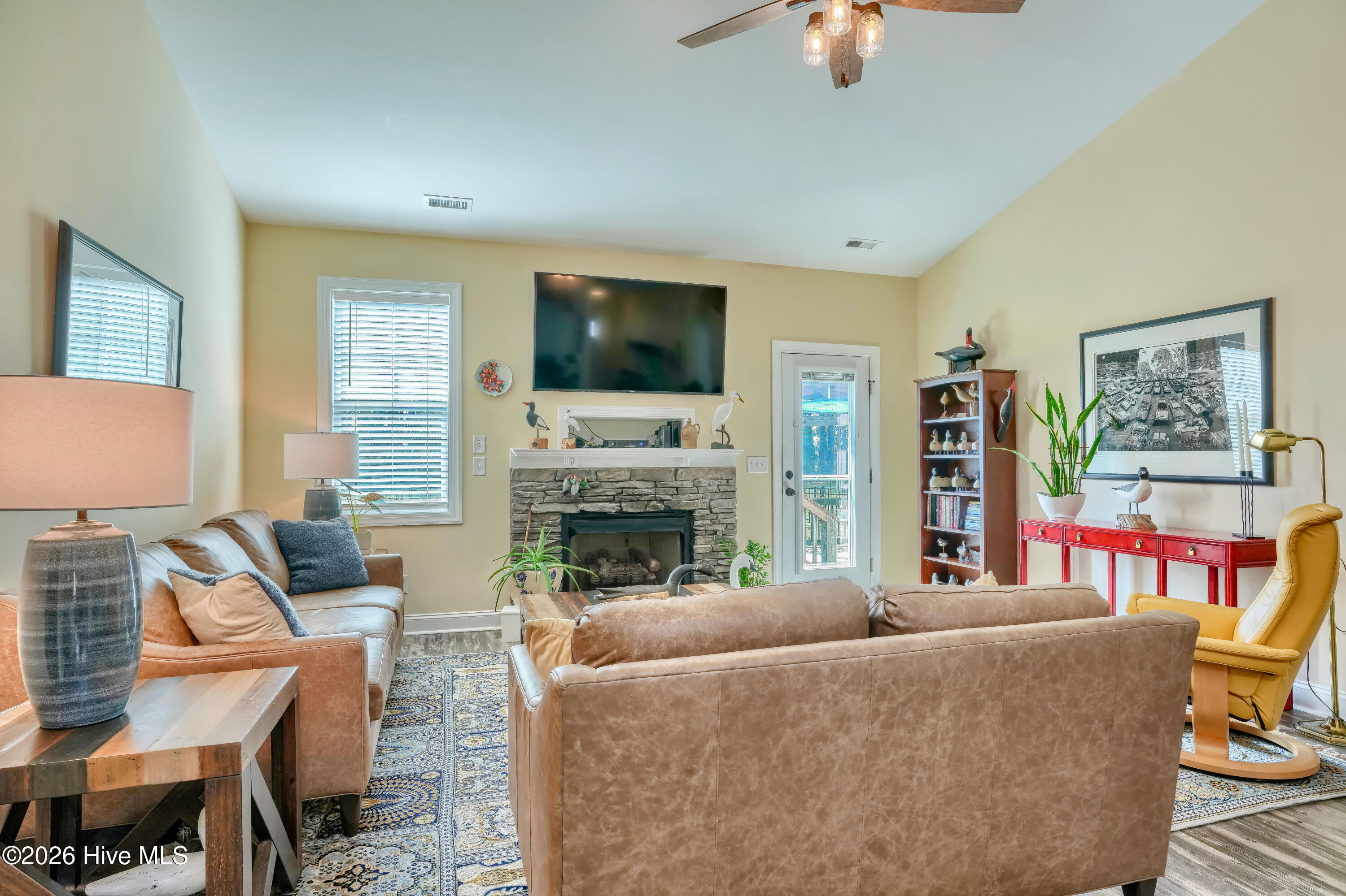 100563582 | Photo 22